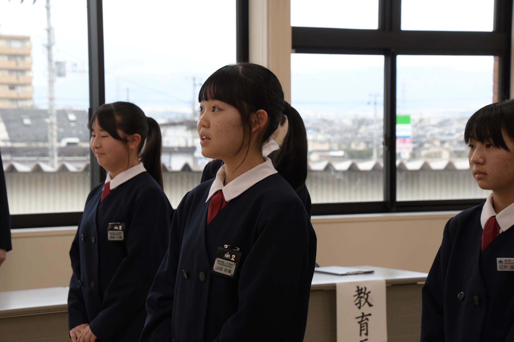 報告する中学生④