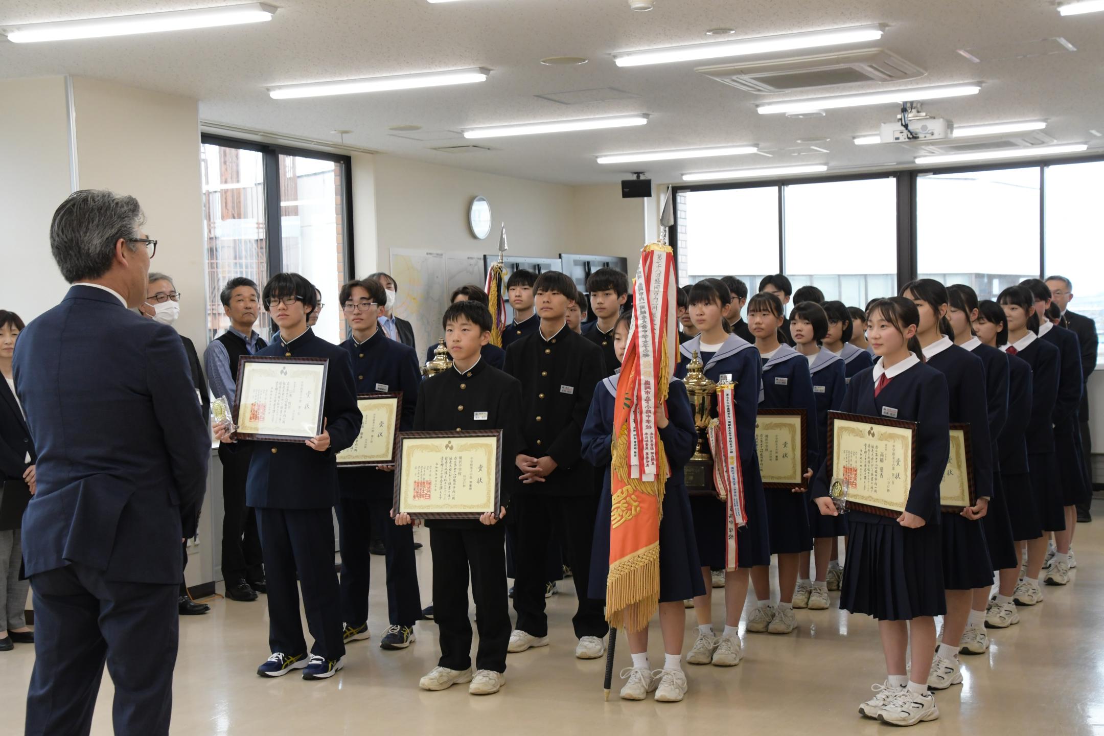 市長の話を聞く中学生たち
