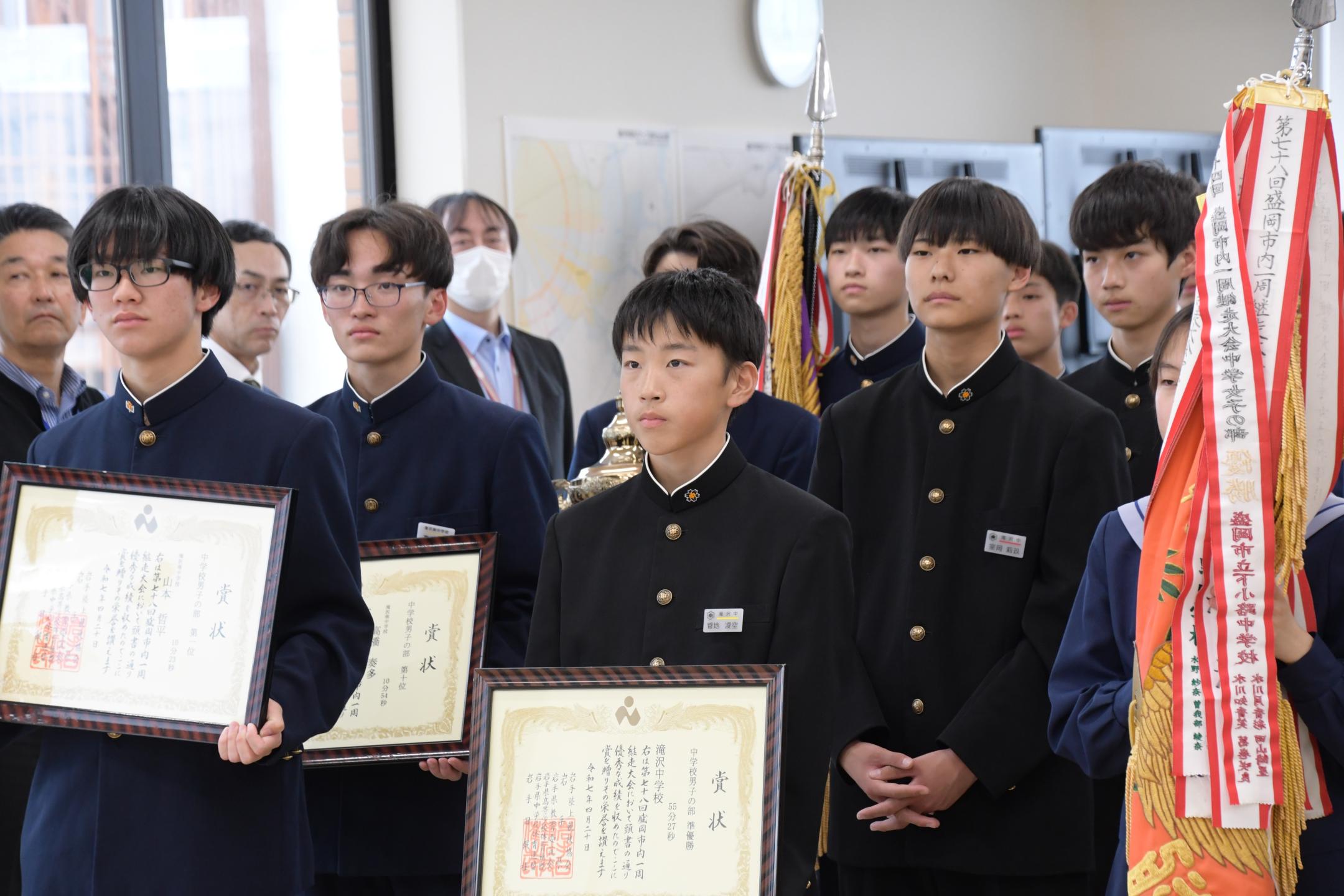 市長の話を聞く中学生③