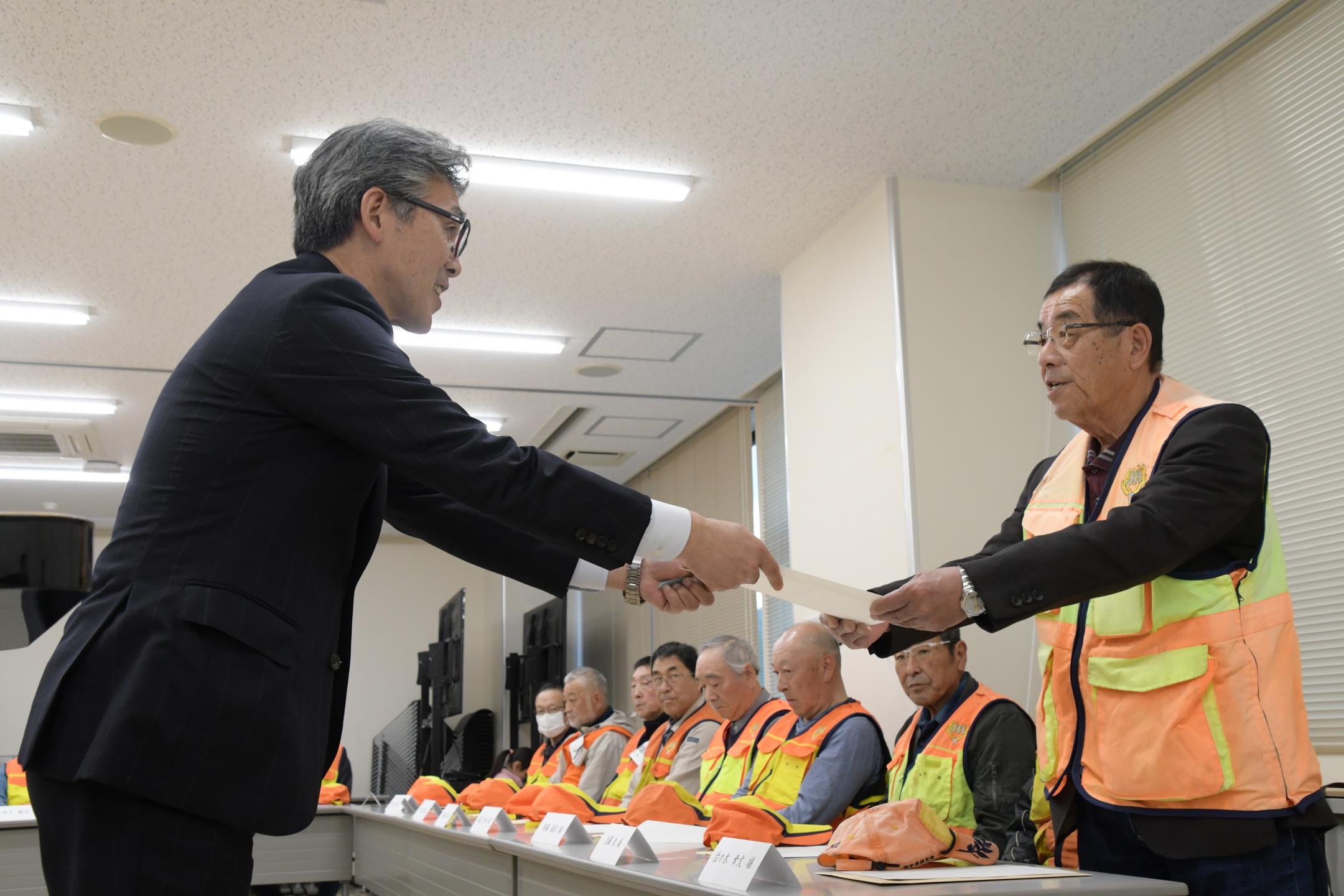 委嘱状を受け取る佐々木さん