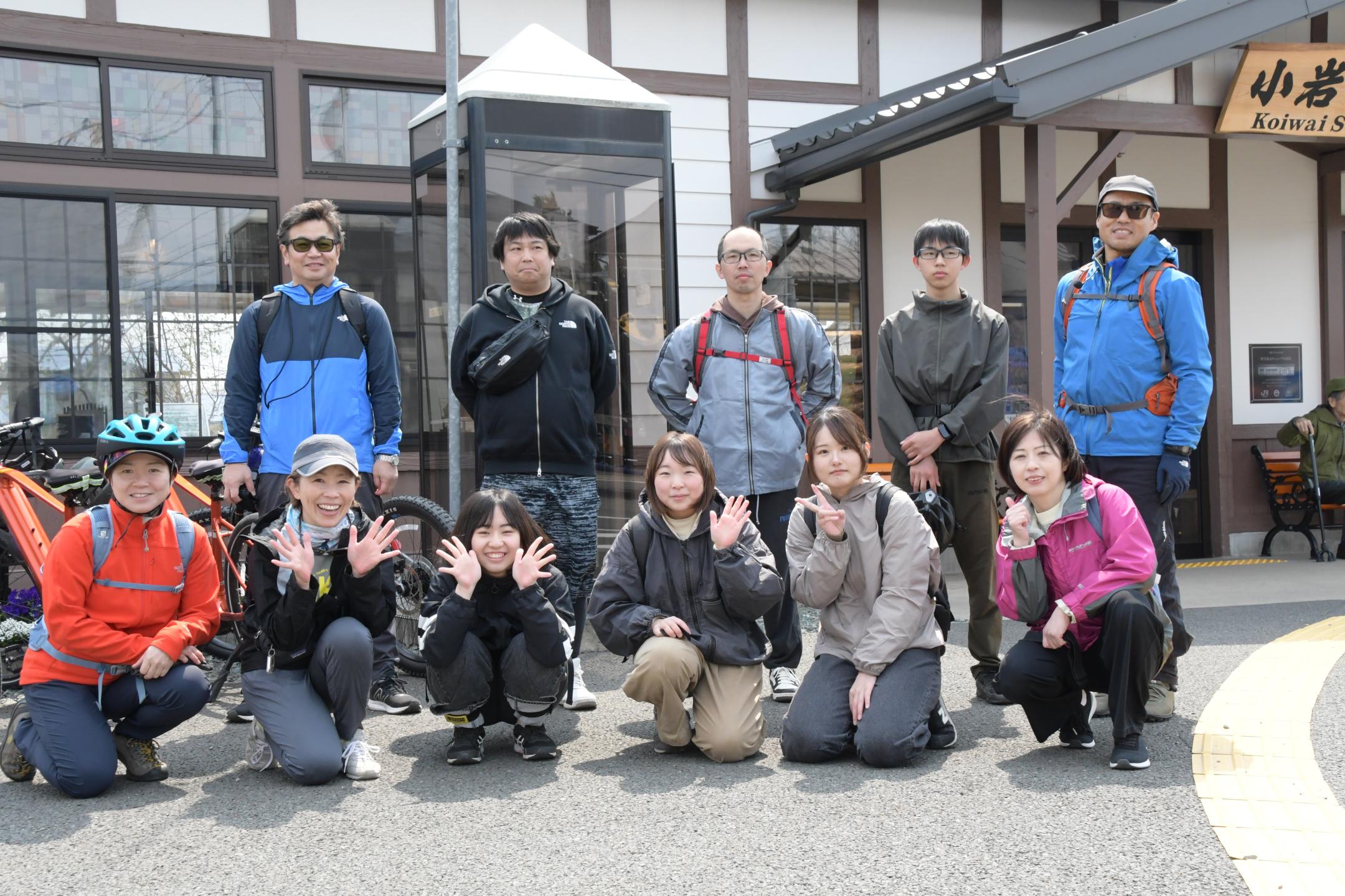 ゴールの小岩井駅での集合写真