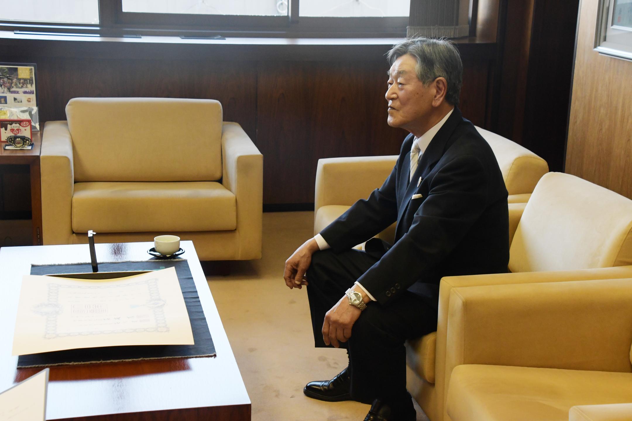 市長らと懇談する下田さん