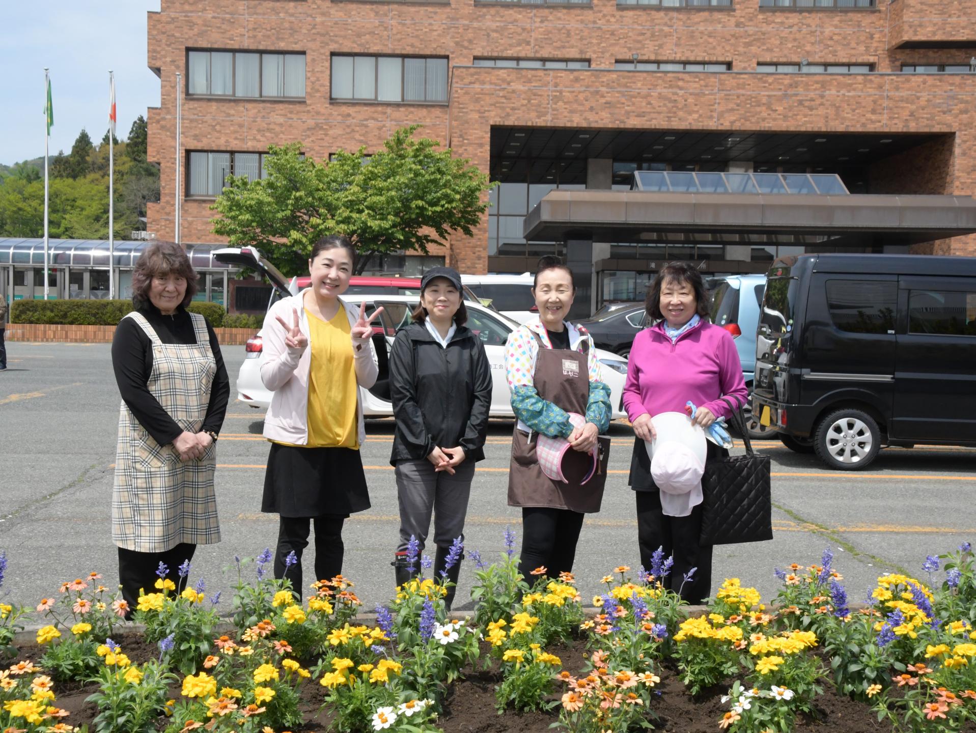 植栽終了後の商工会女性部員