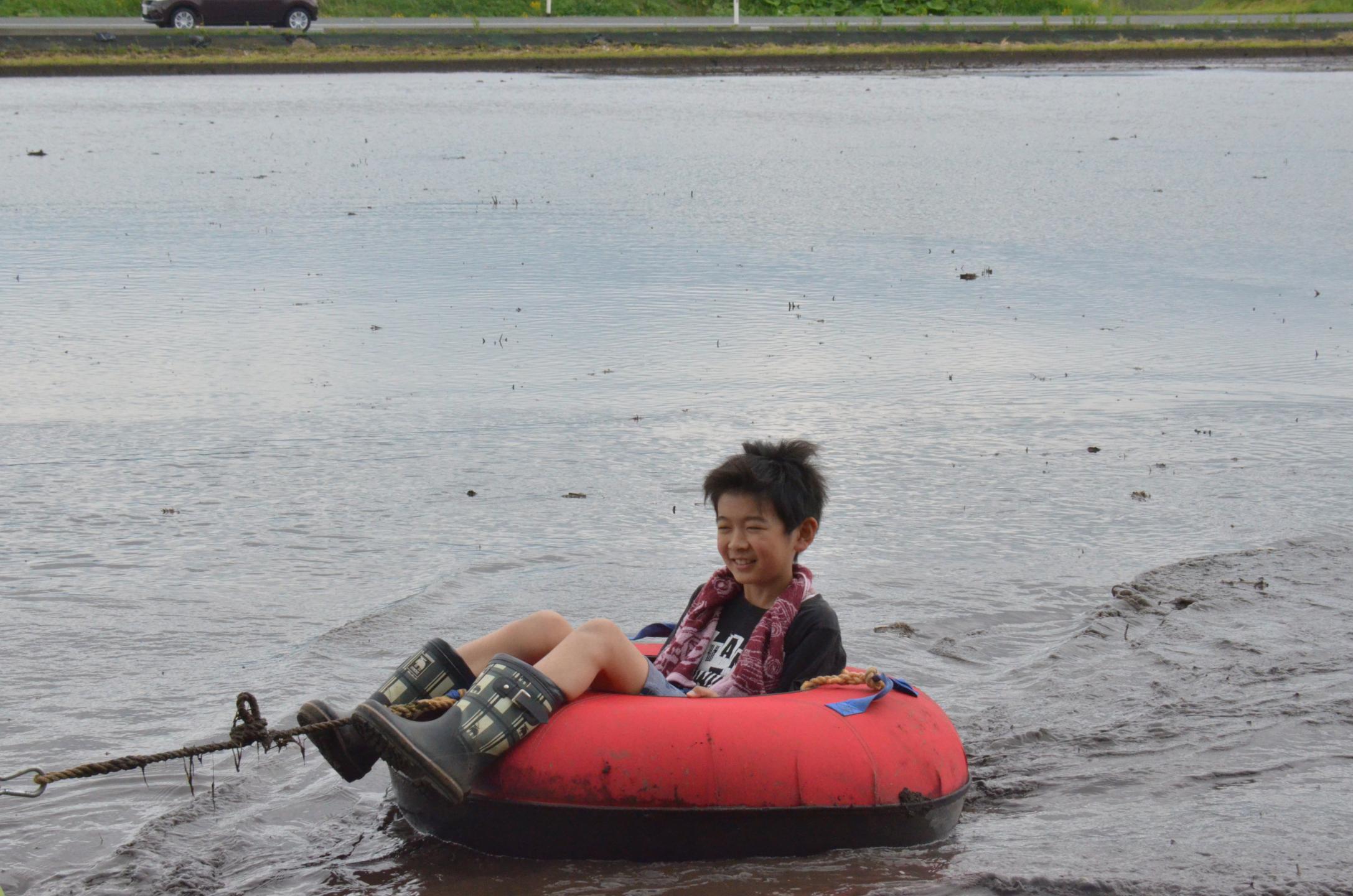 泥チューブ体験をする参加者