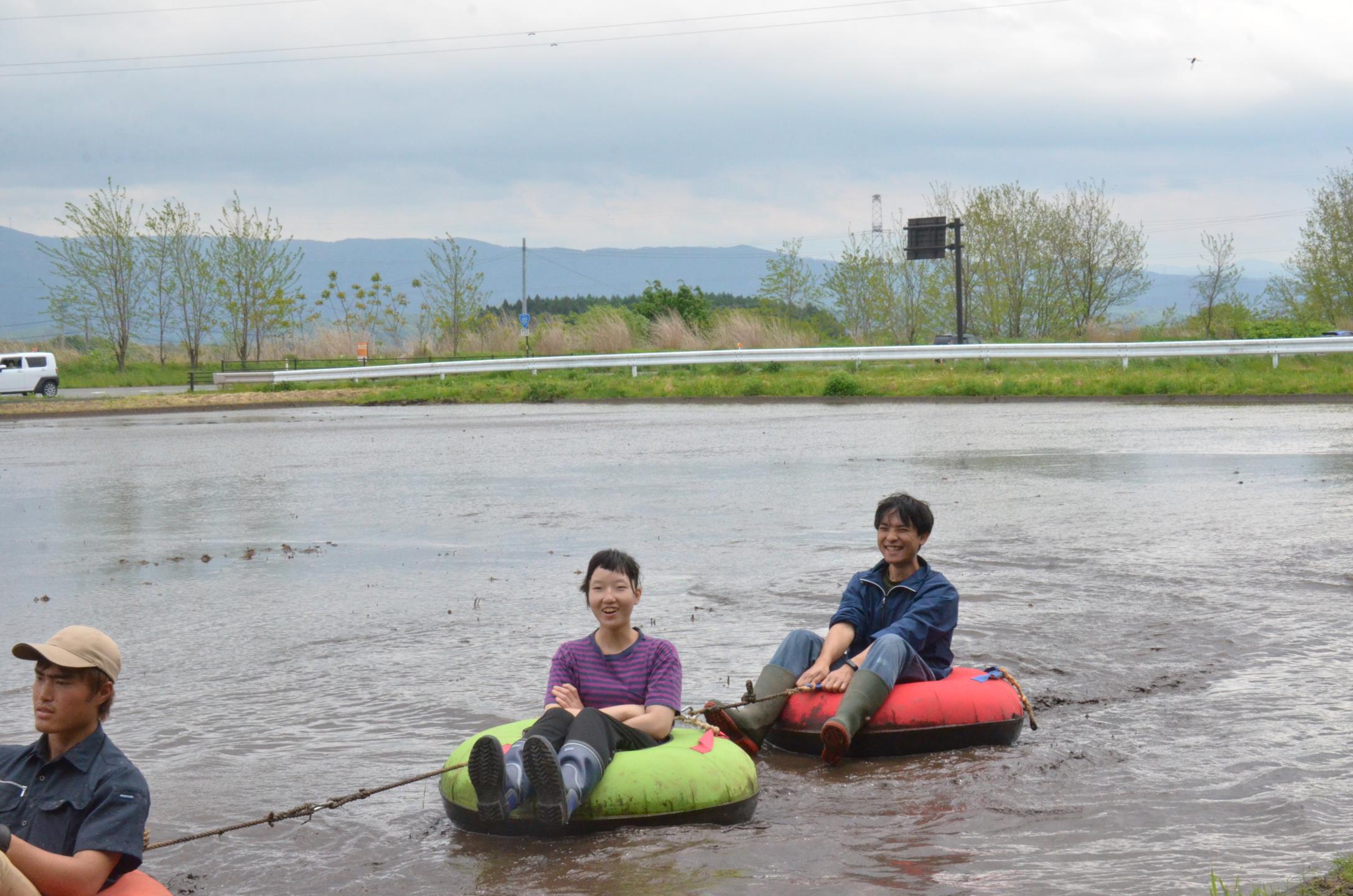泥チューブ体験をする参加者