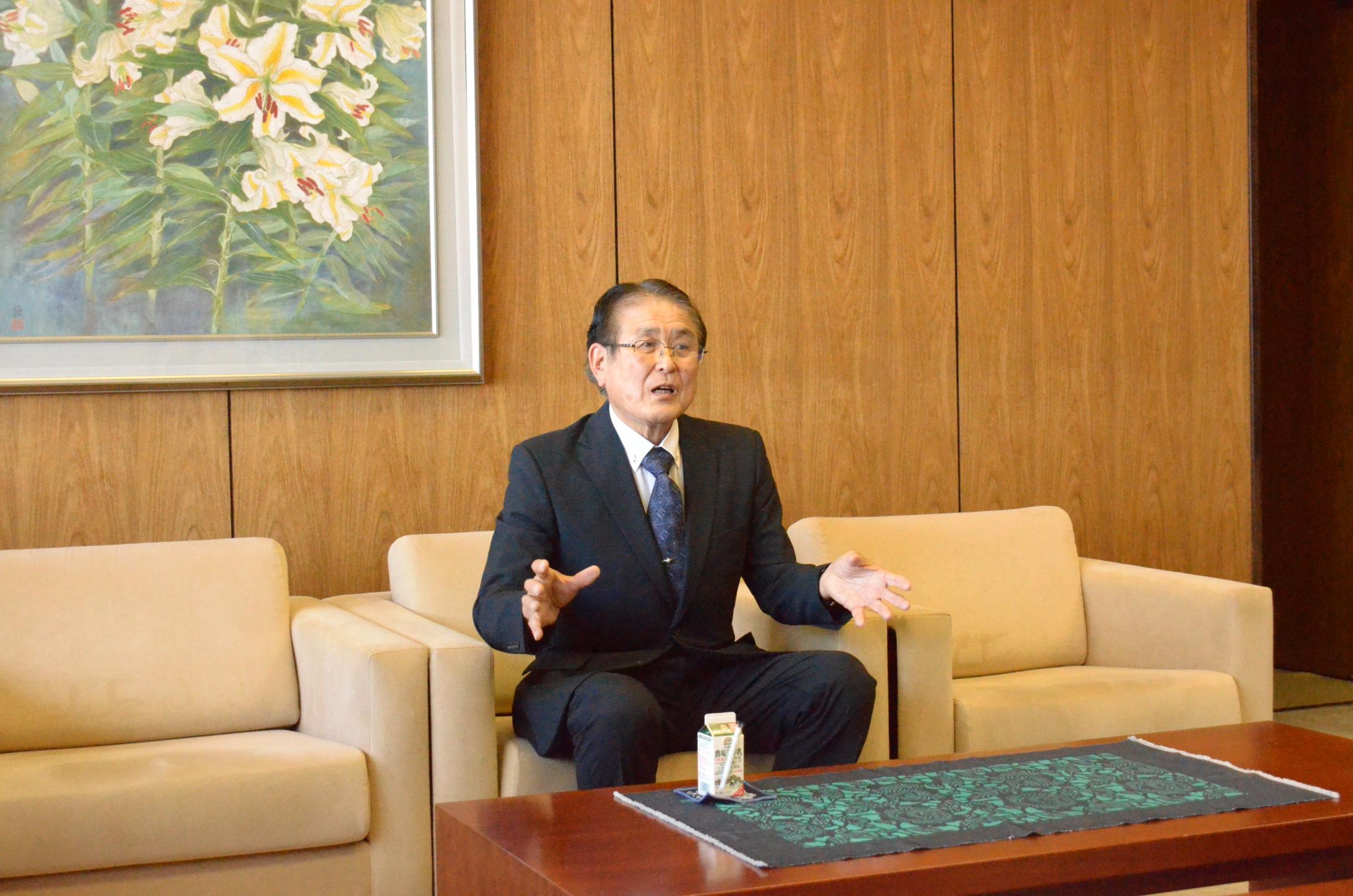 市長と懇談する阿部さん