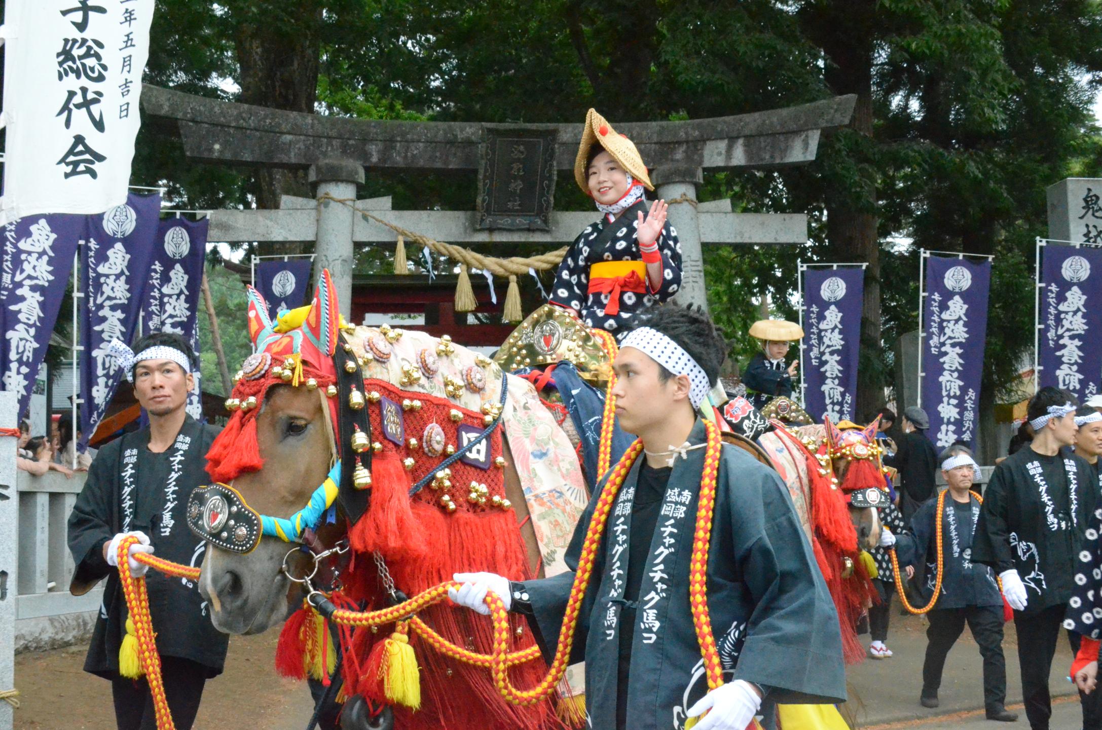 蒼前神社を出発するチャグチャグ馬コ