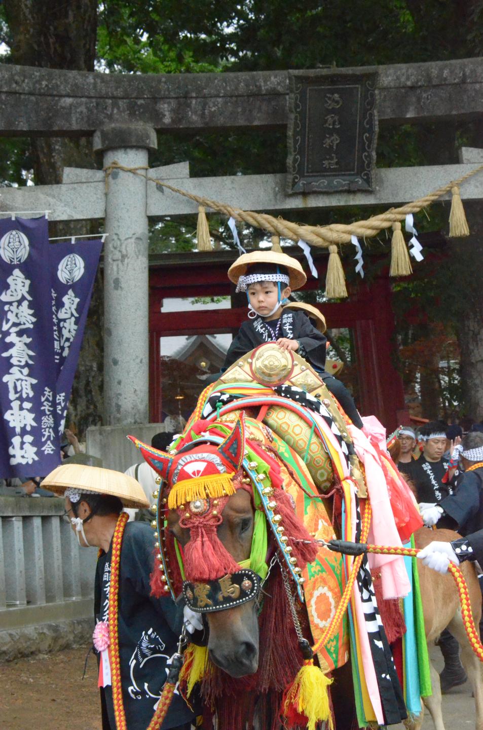 蒼前神社を出発するチャグチャグ馬コ