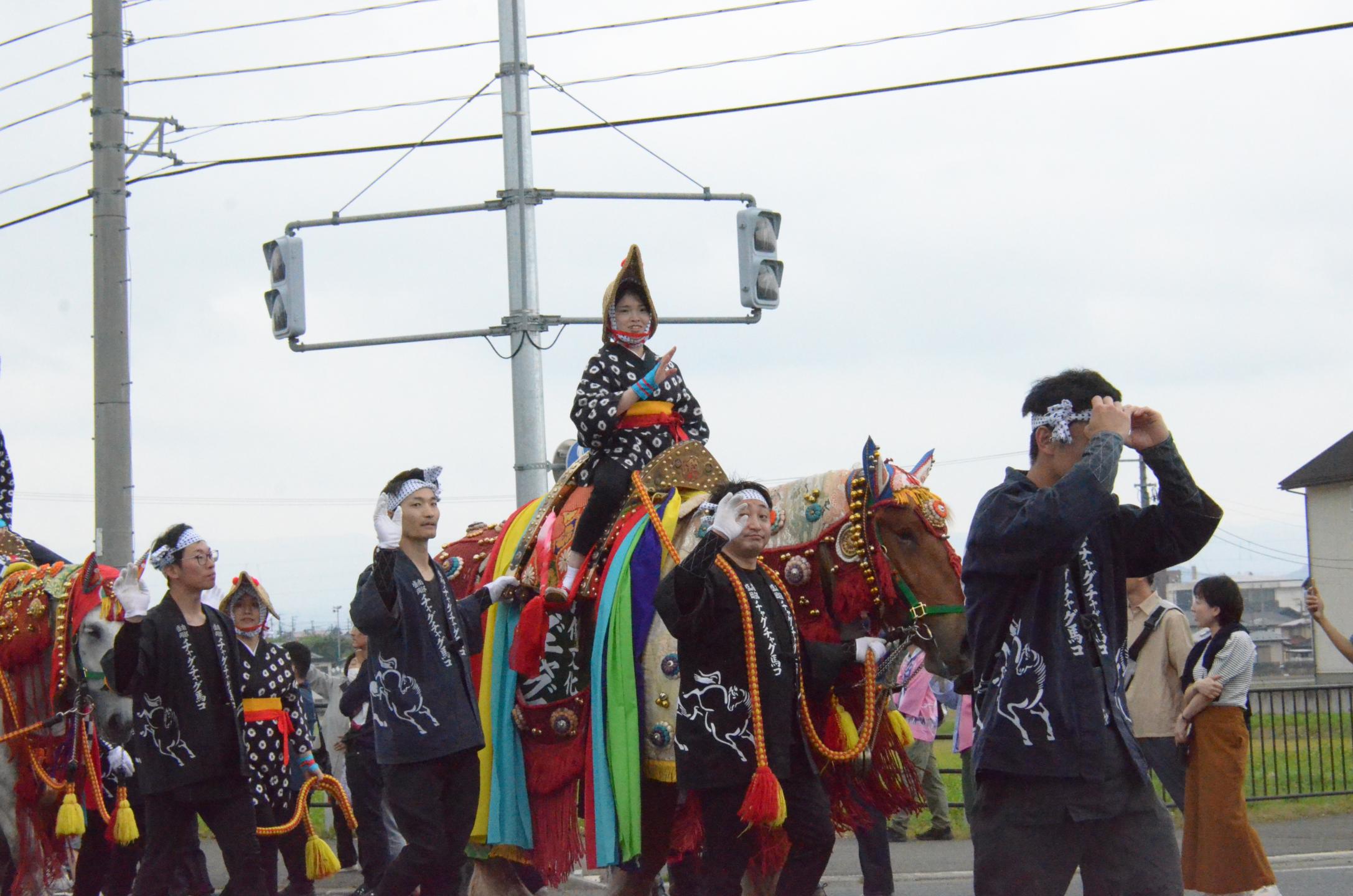 市役所前を通るチャグチャグ馬コ