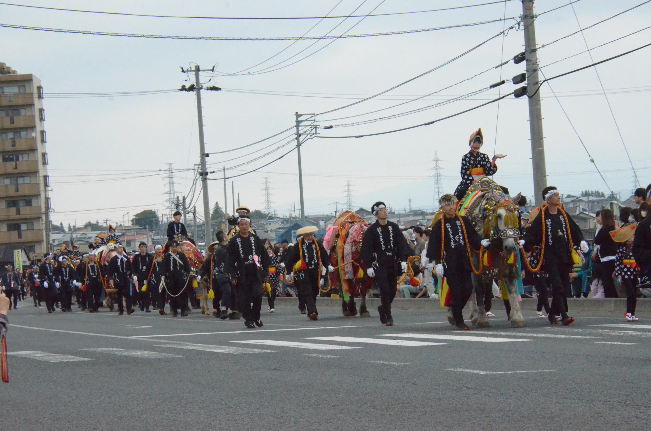 市役所前を通るチャグチャグ馬コ