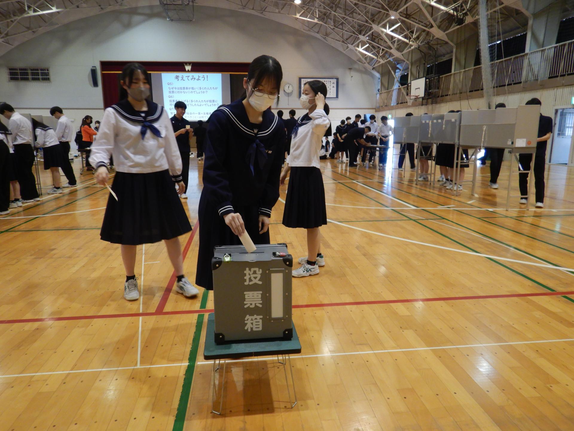 模擬投票をする生徒