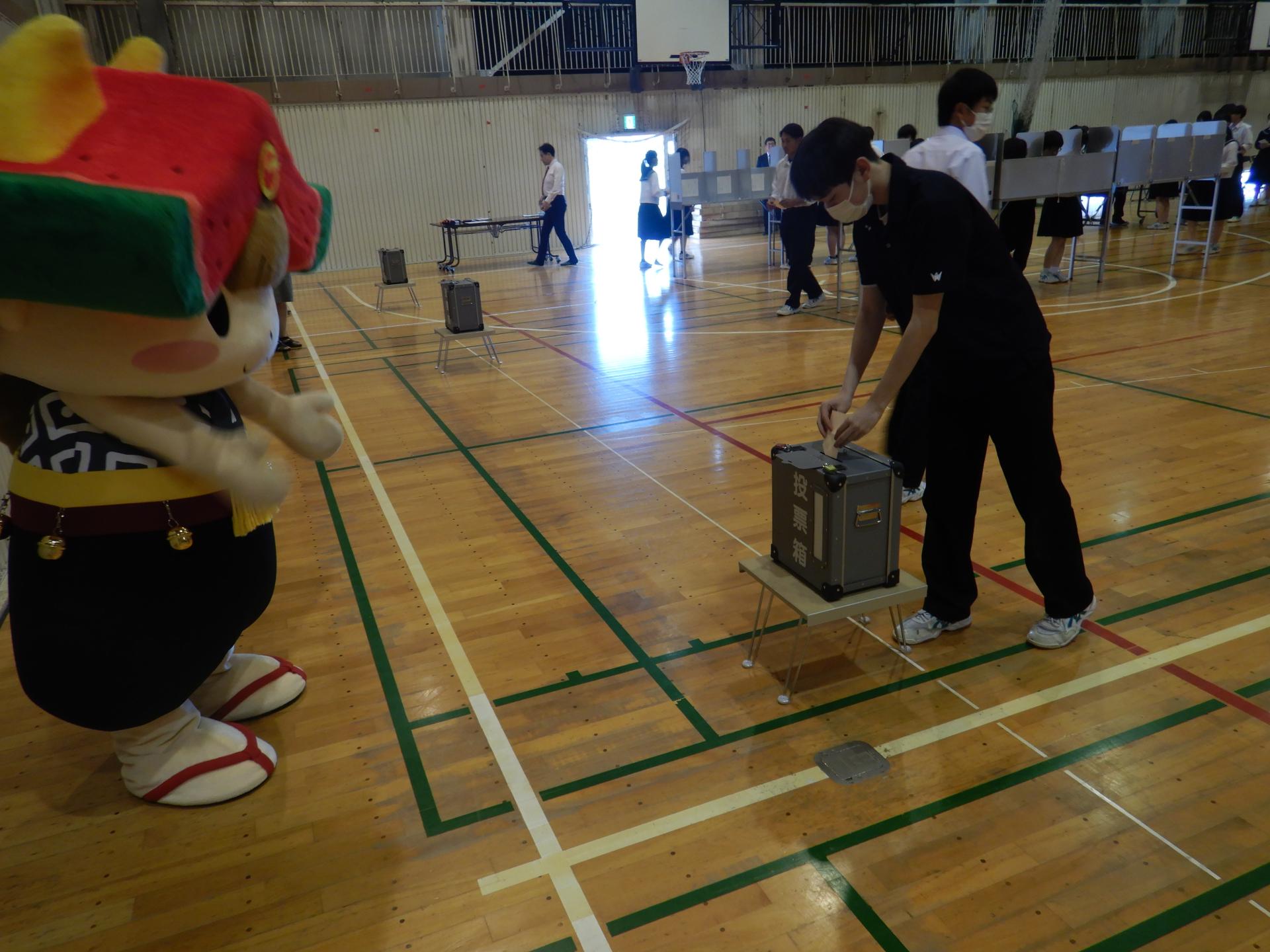 市公式キャラクターも見守る模擬投票