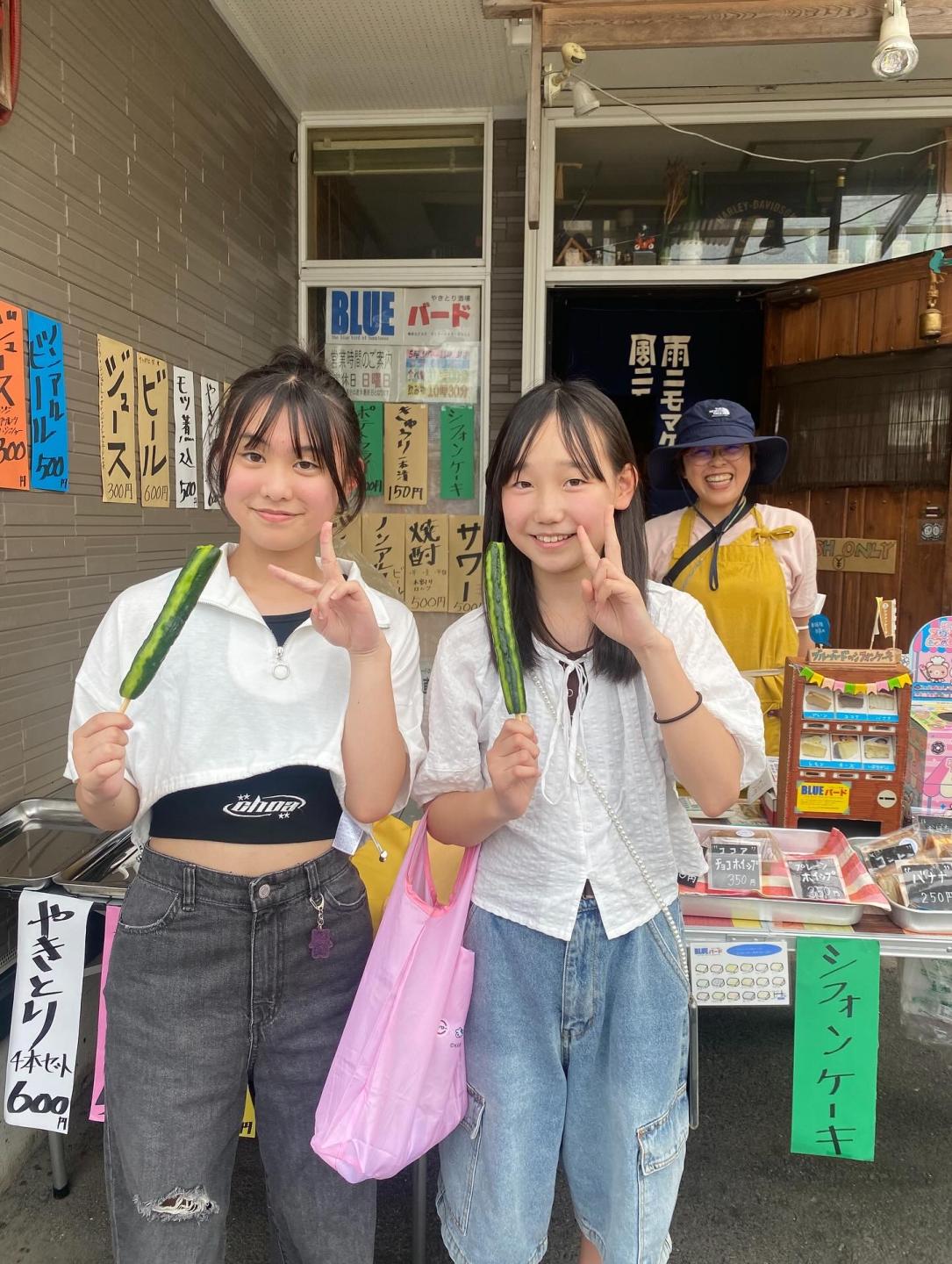 きゅうりの一本付けを持つ少女