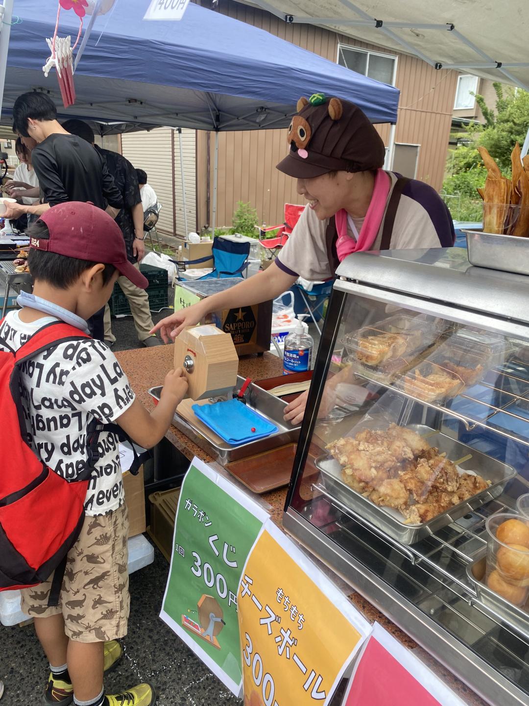 買い物をする少年