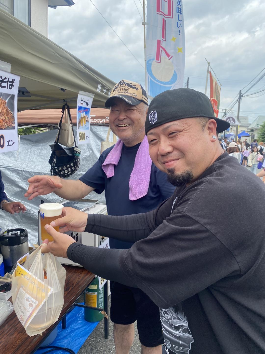 飲み物を買う笑顔の男性