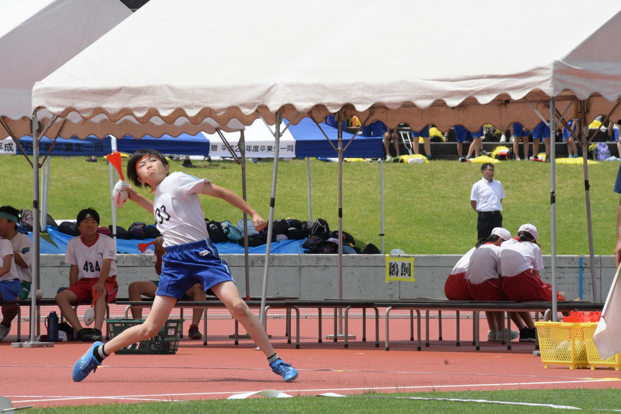 ジャベリックボール投げをする選手