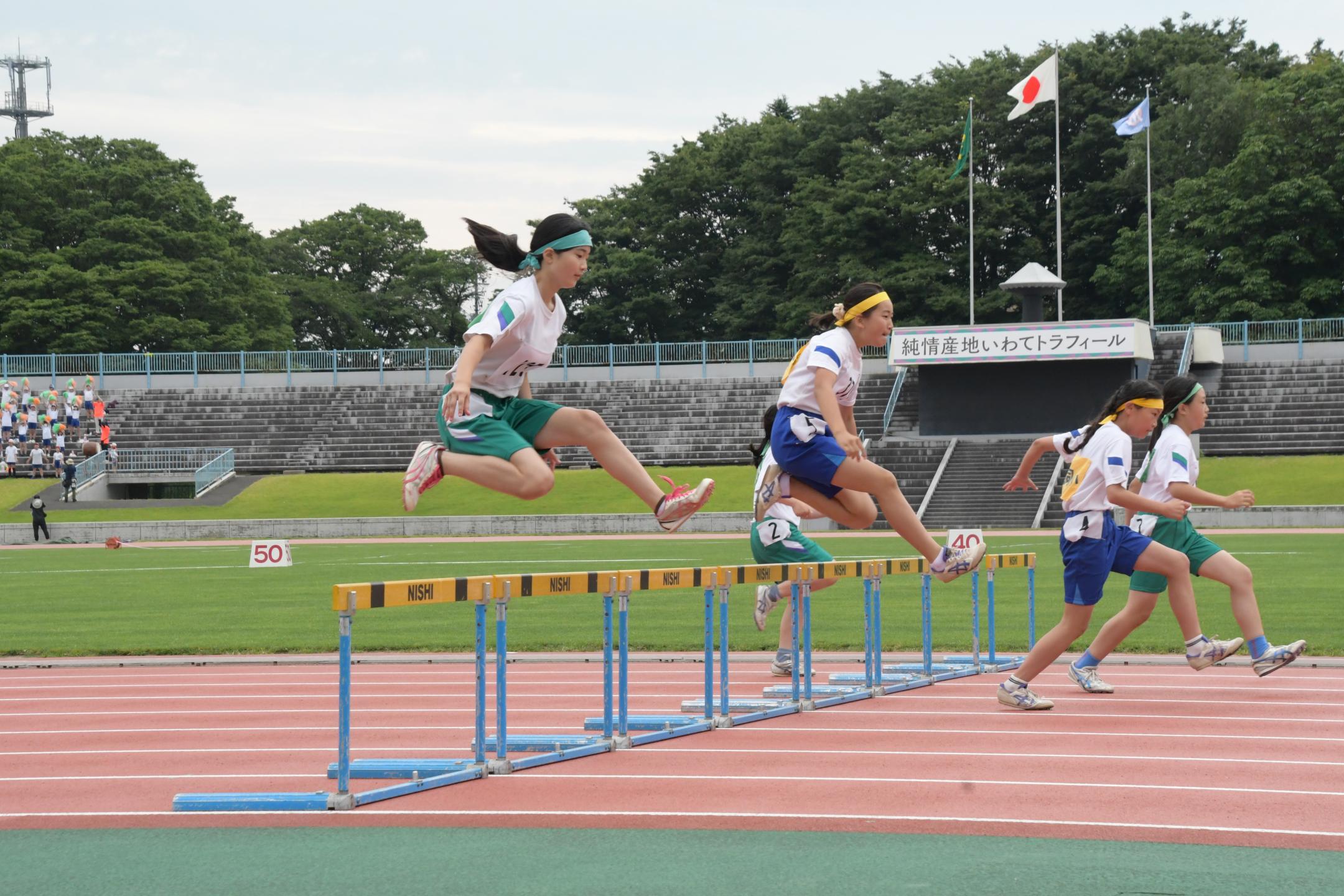 ハードル走をする選手
