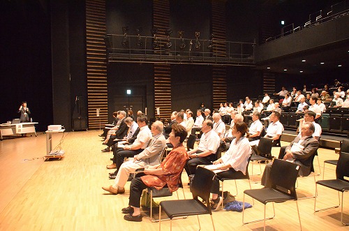 講演を聞く参加者