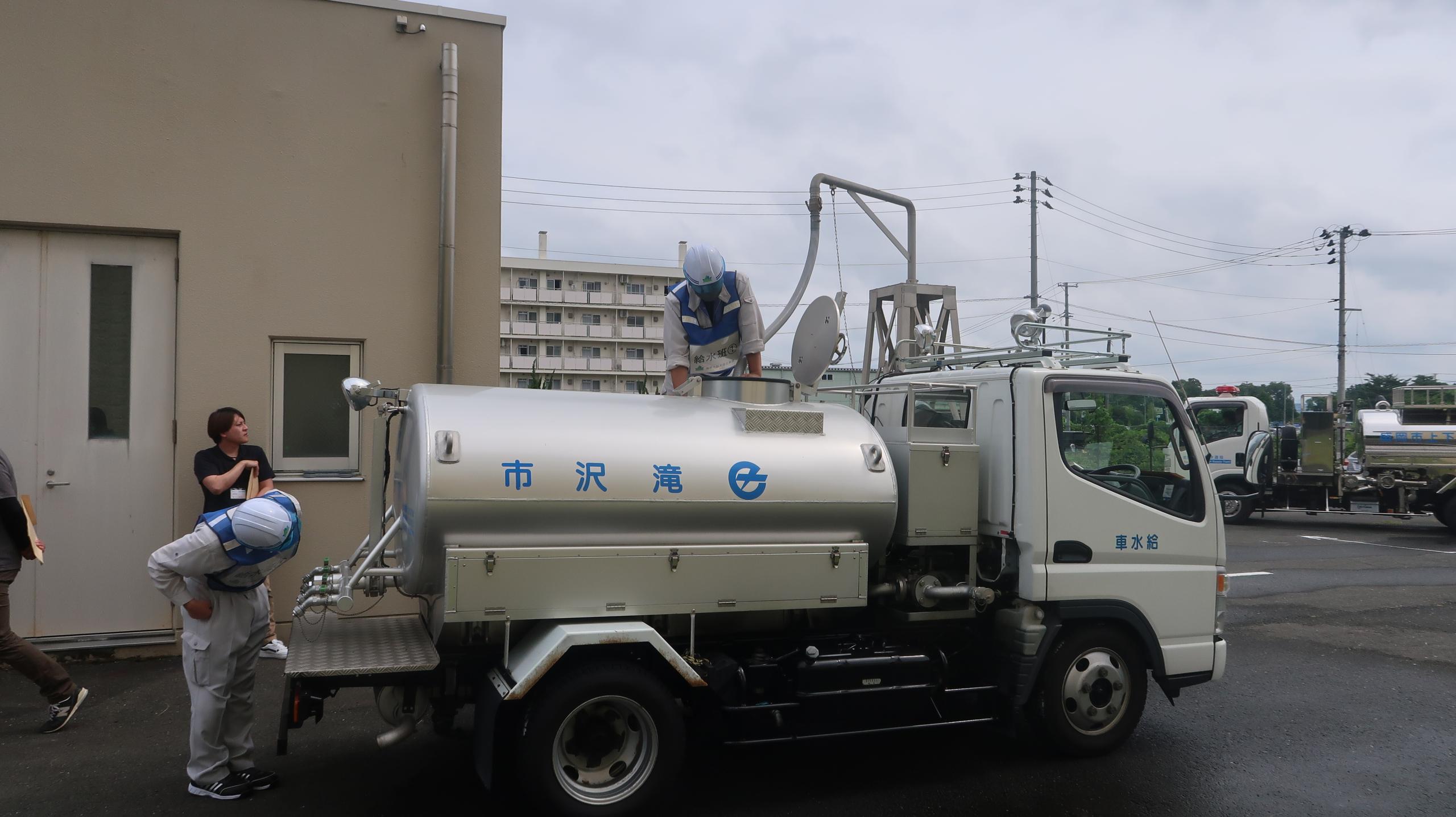 給水栓から給水車へ注水している様子