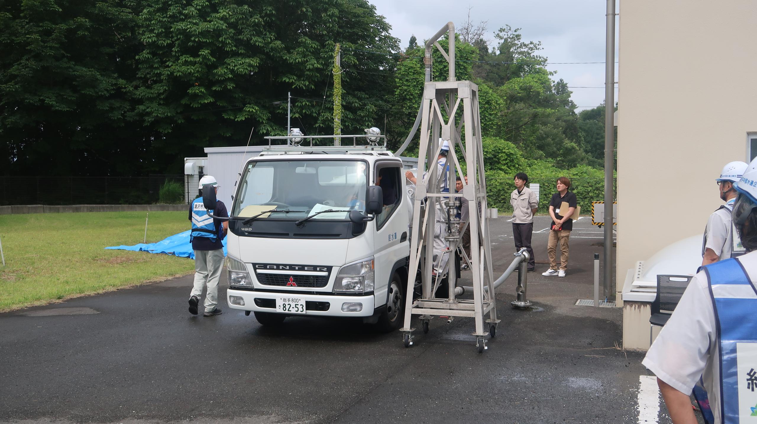 給水栓から給水車へ注水している様子