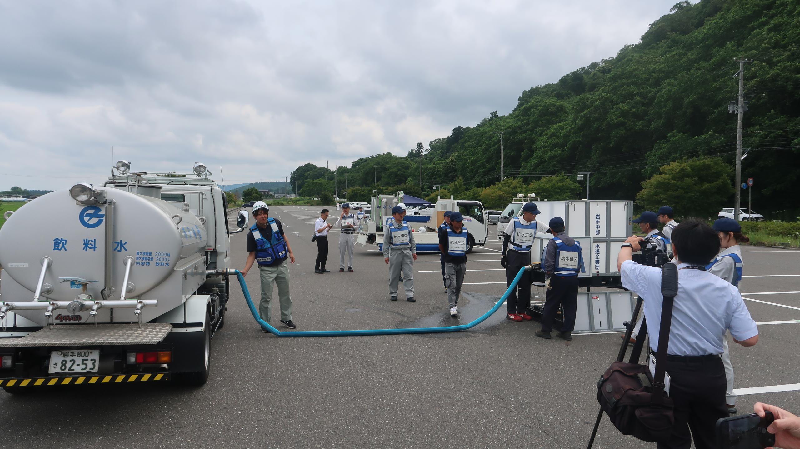 給水車から仮設タンクへ給水している様子