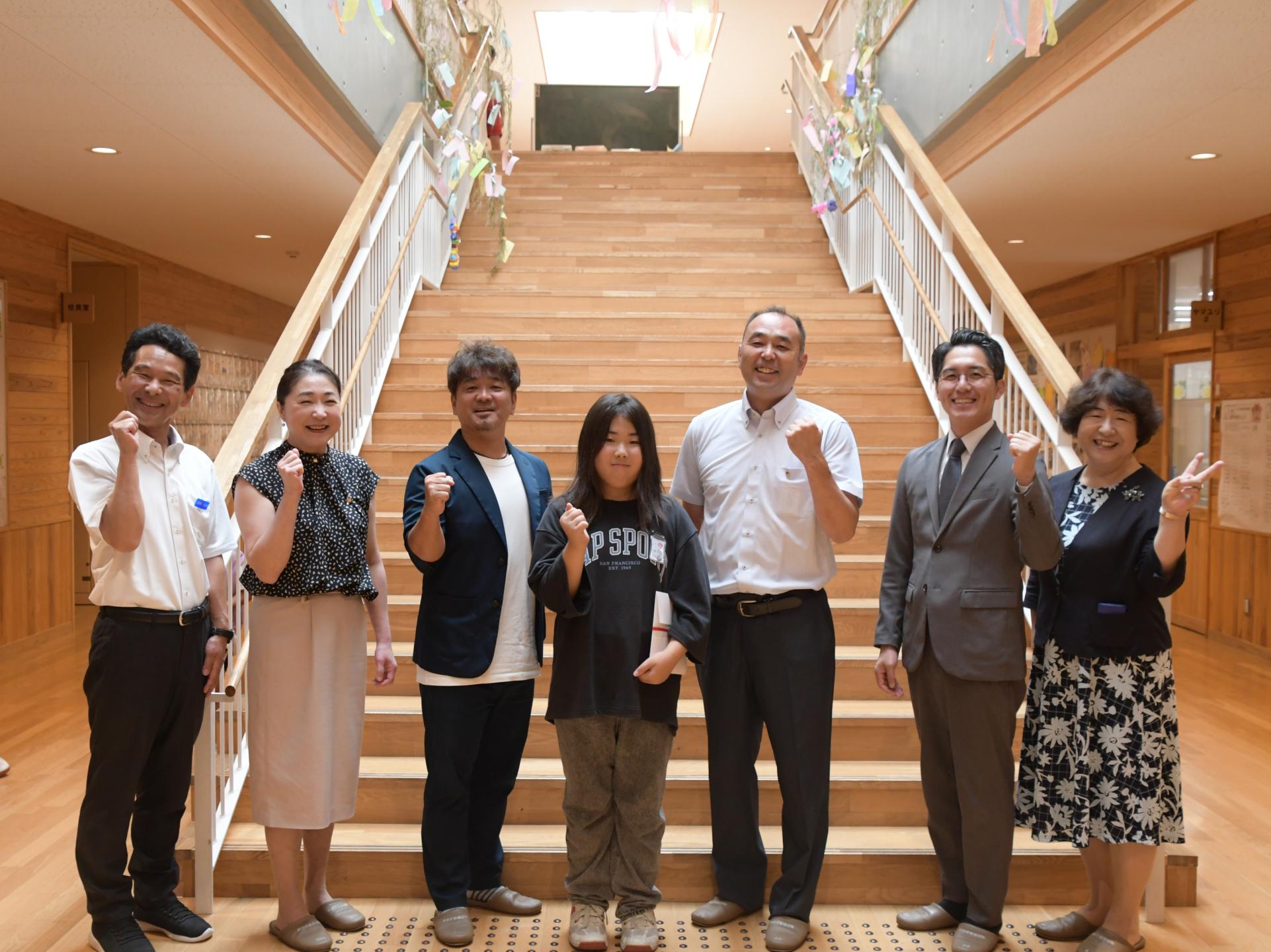 中央小に図書購入費を～ライオンズクラブが寄付のカバー写真