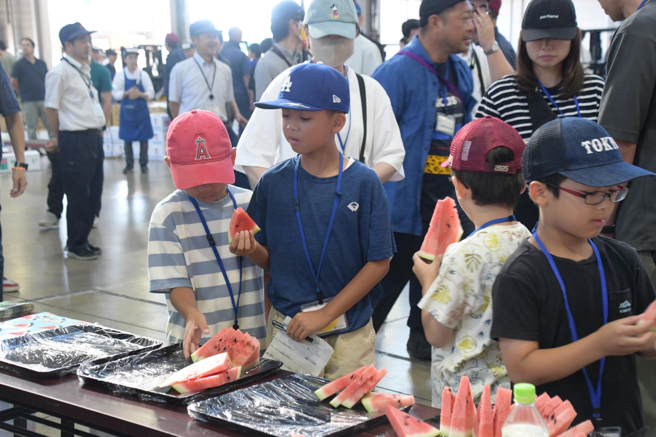 スイカを試食する子どもたち