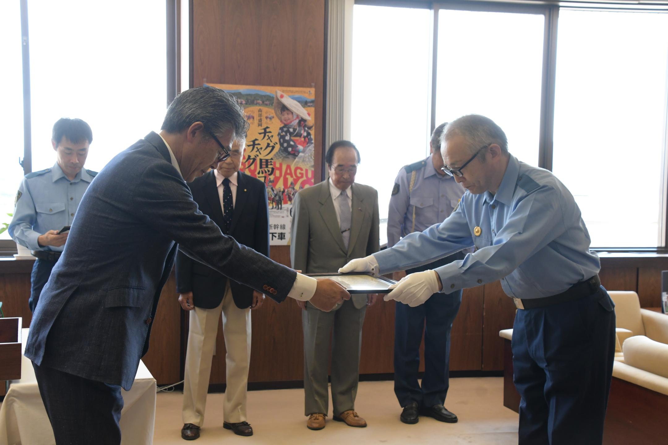 賞賛状を受け取る市長