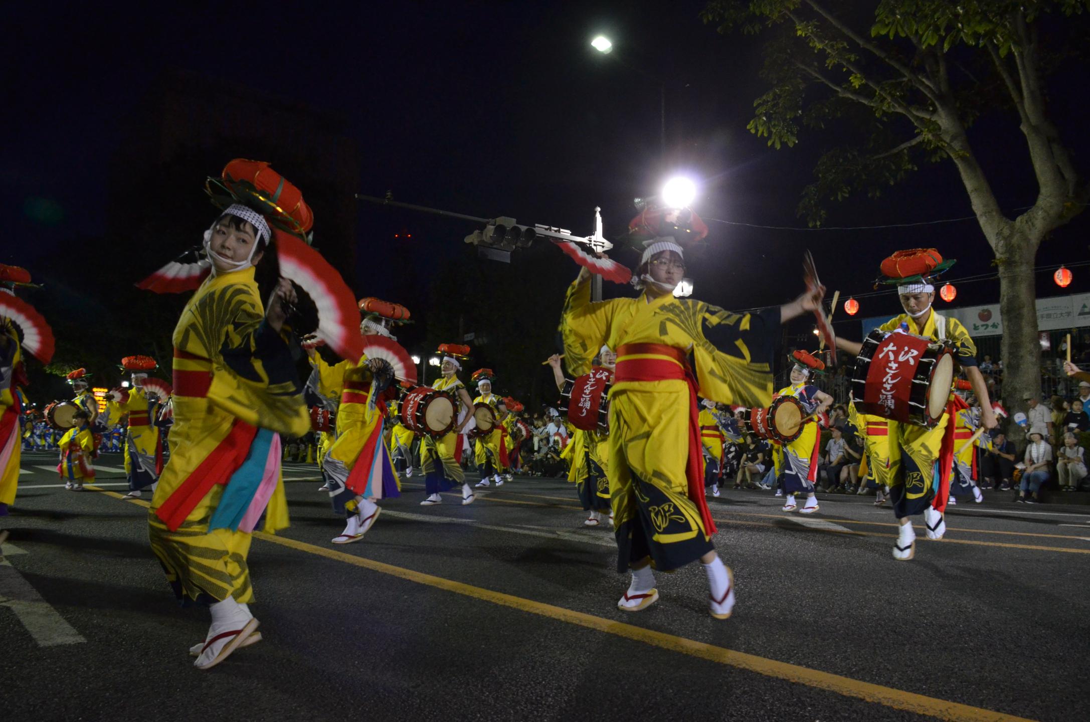 扇を使った大沢さんさ踊り保存会の演舞