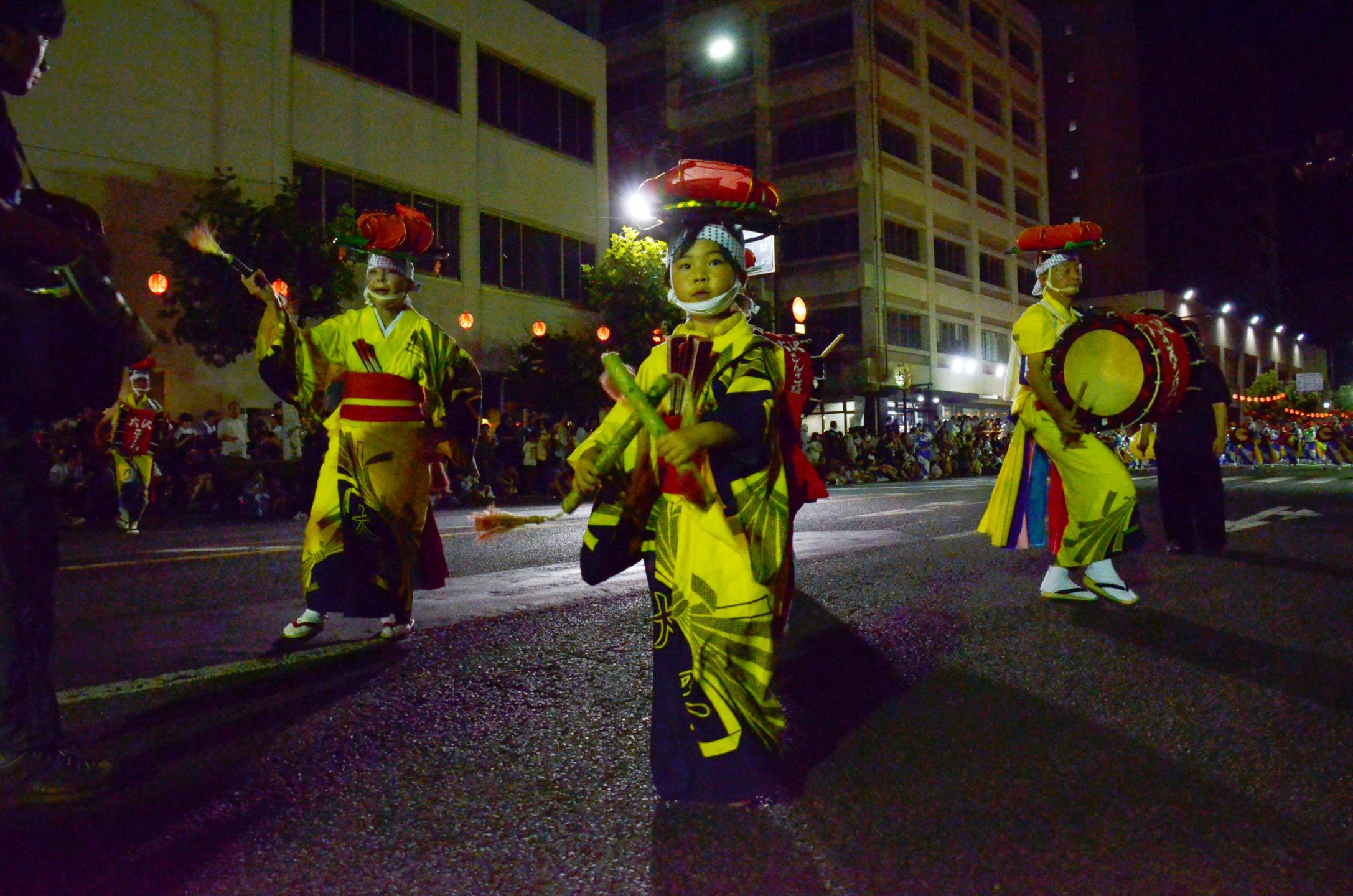 子どもも演舞に参加しています