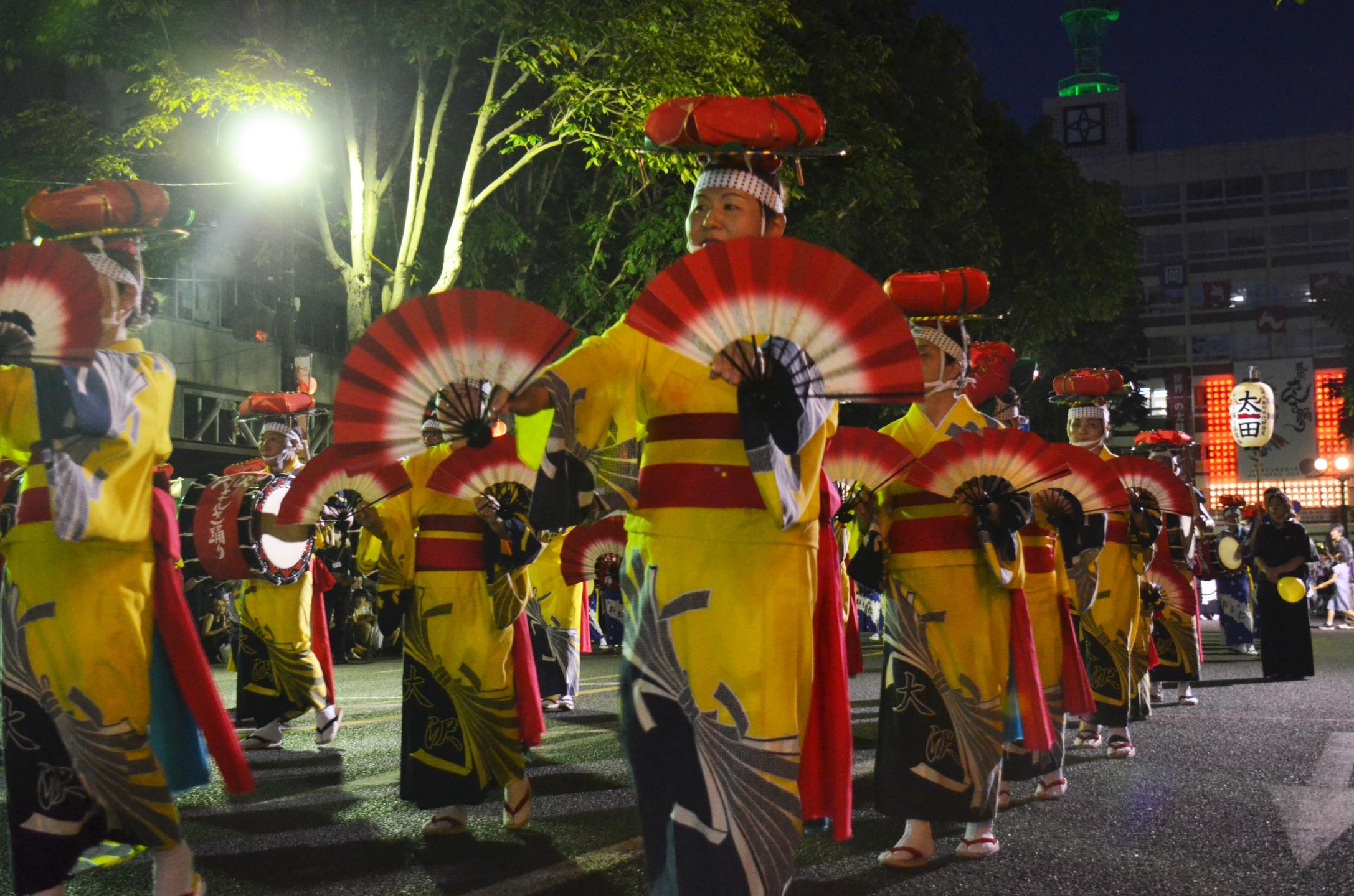扇を広げて隊列を組む大沢さんさ踊り保存会