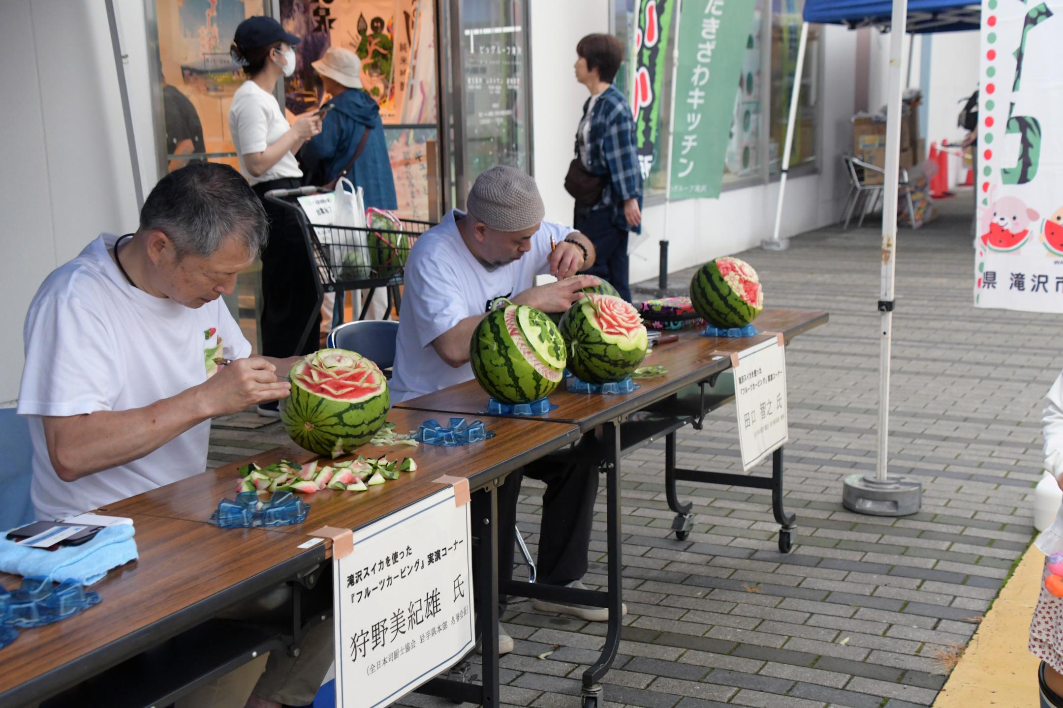 スイカのフルーツカービングの実演