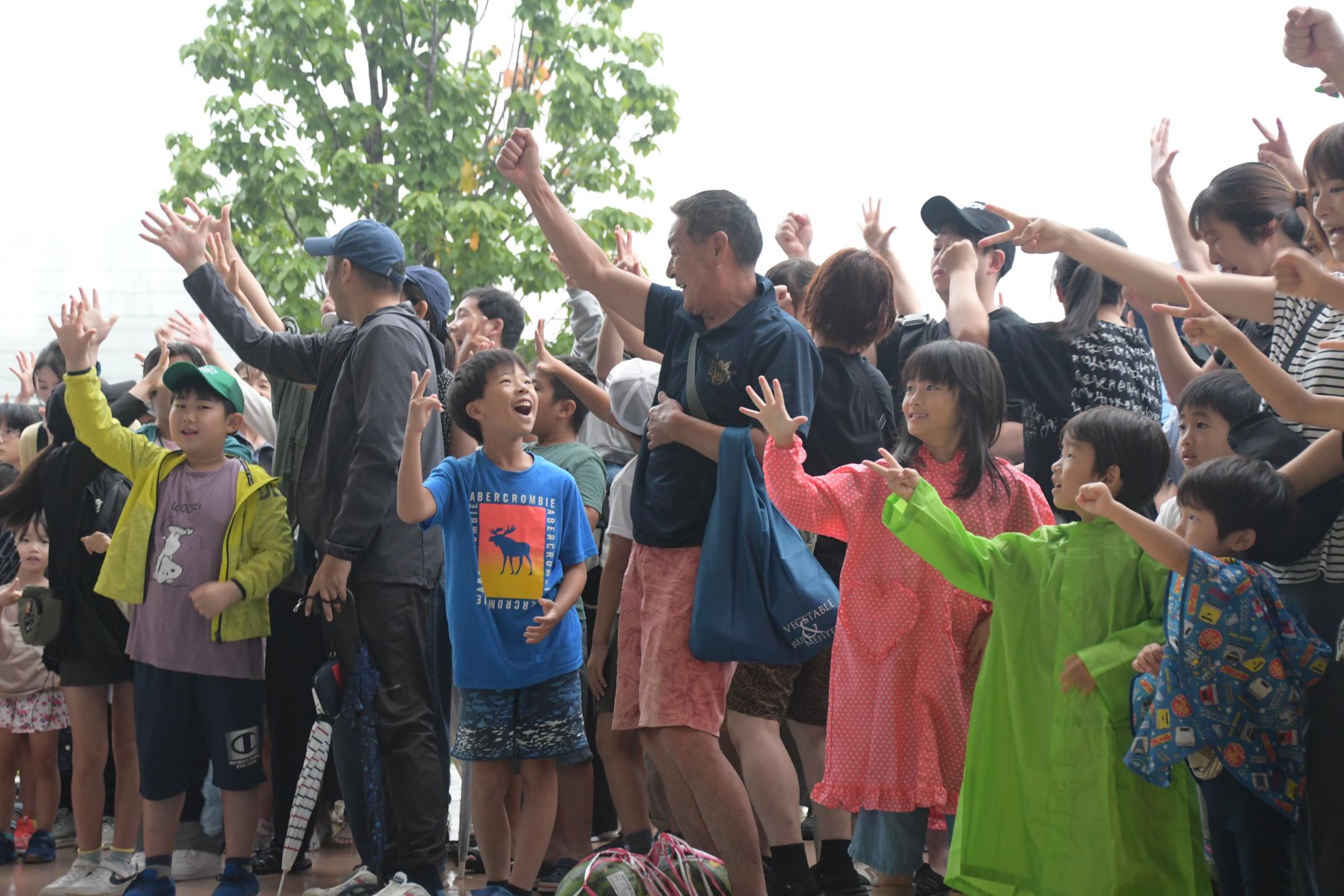 じゃんけん大会に参加する楽しそうな子どもたち