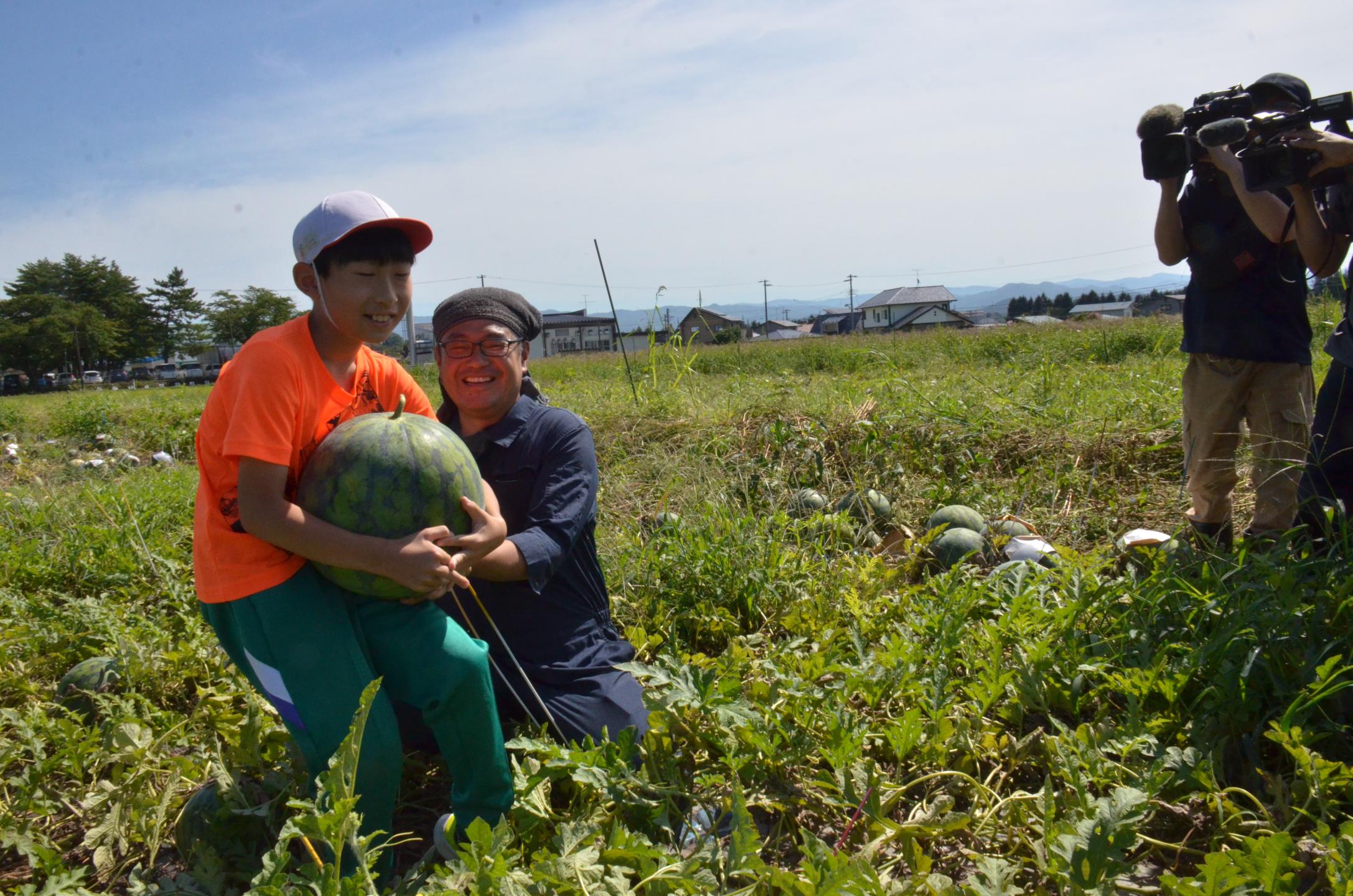 スイカが重くて驚く児童
