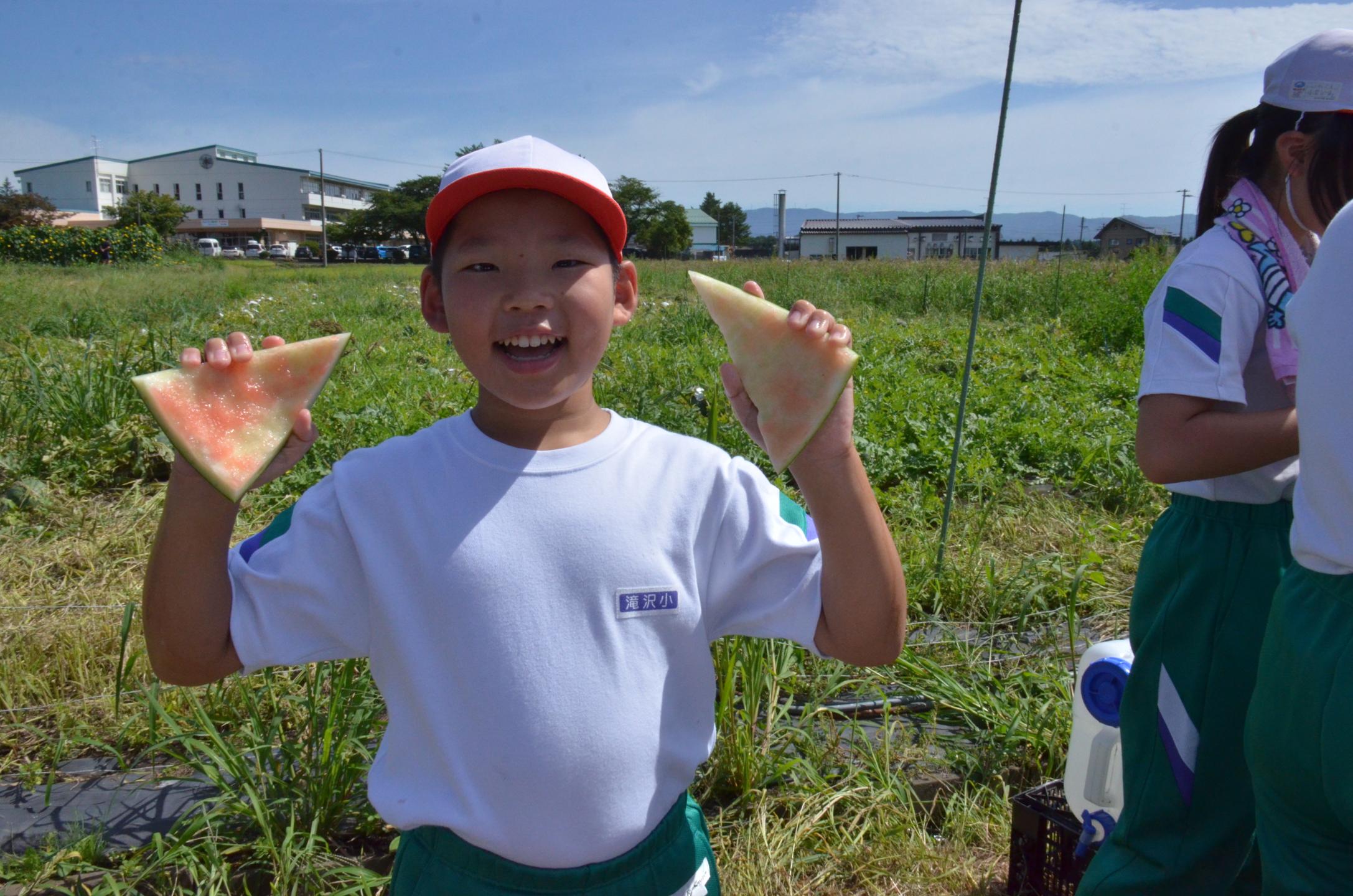 おいしく食べました。スイカの皮を持つ児童