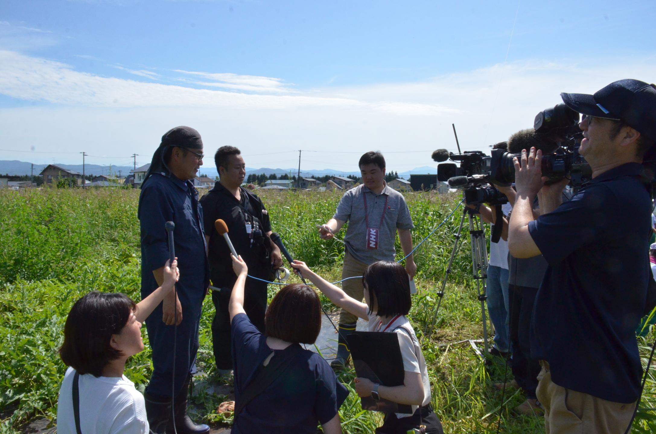 報道各社の取材を受ける駿河さん