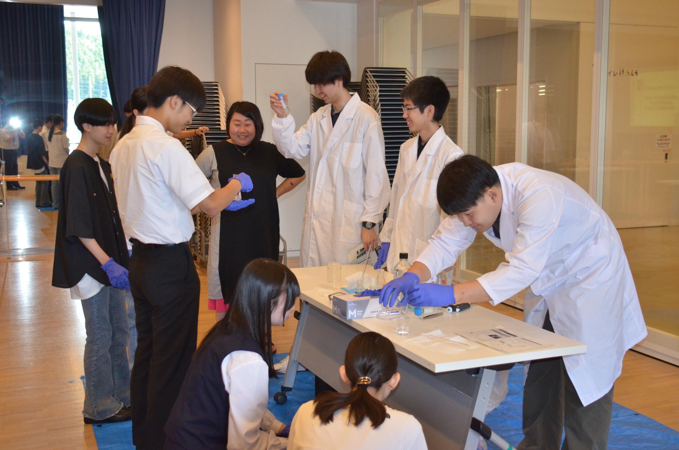 大学生スタッフによる実験