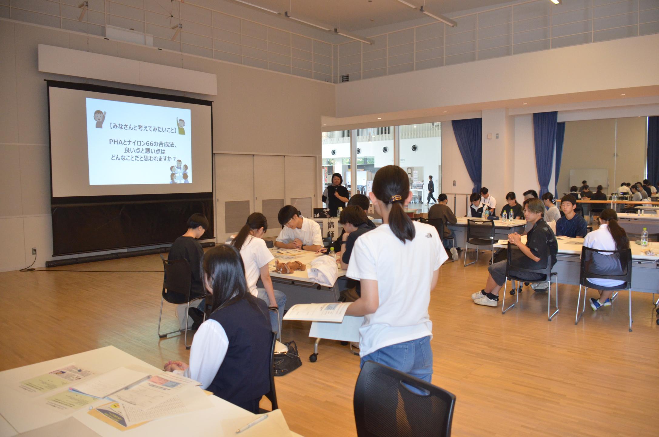 講話を聴く参加者