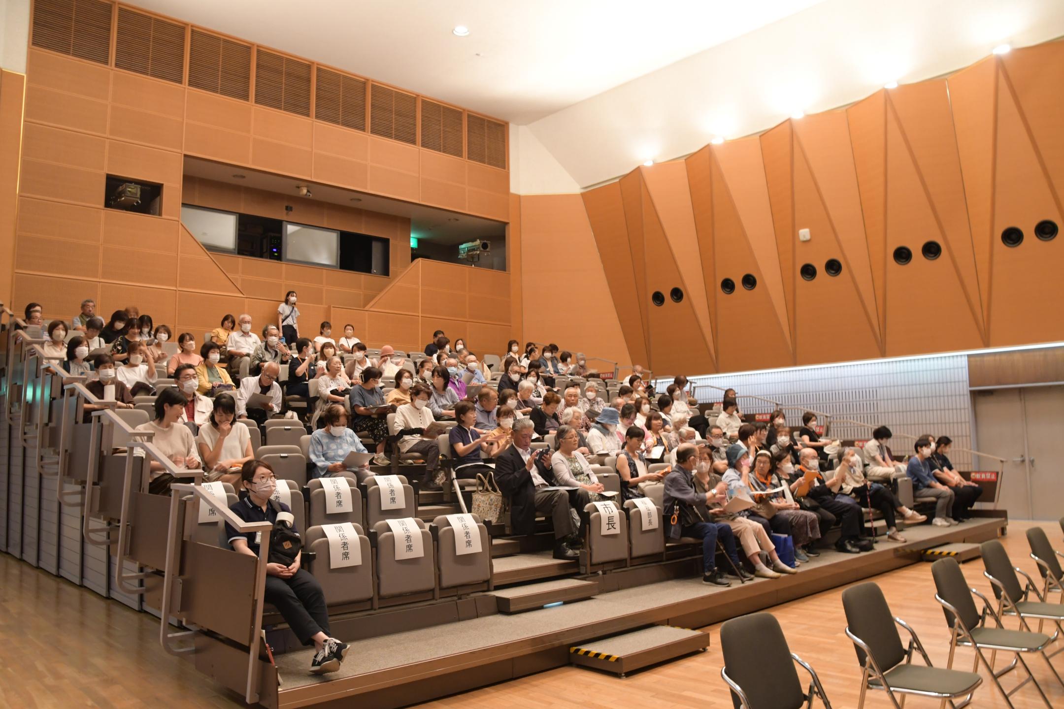 上映会に集まった観客