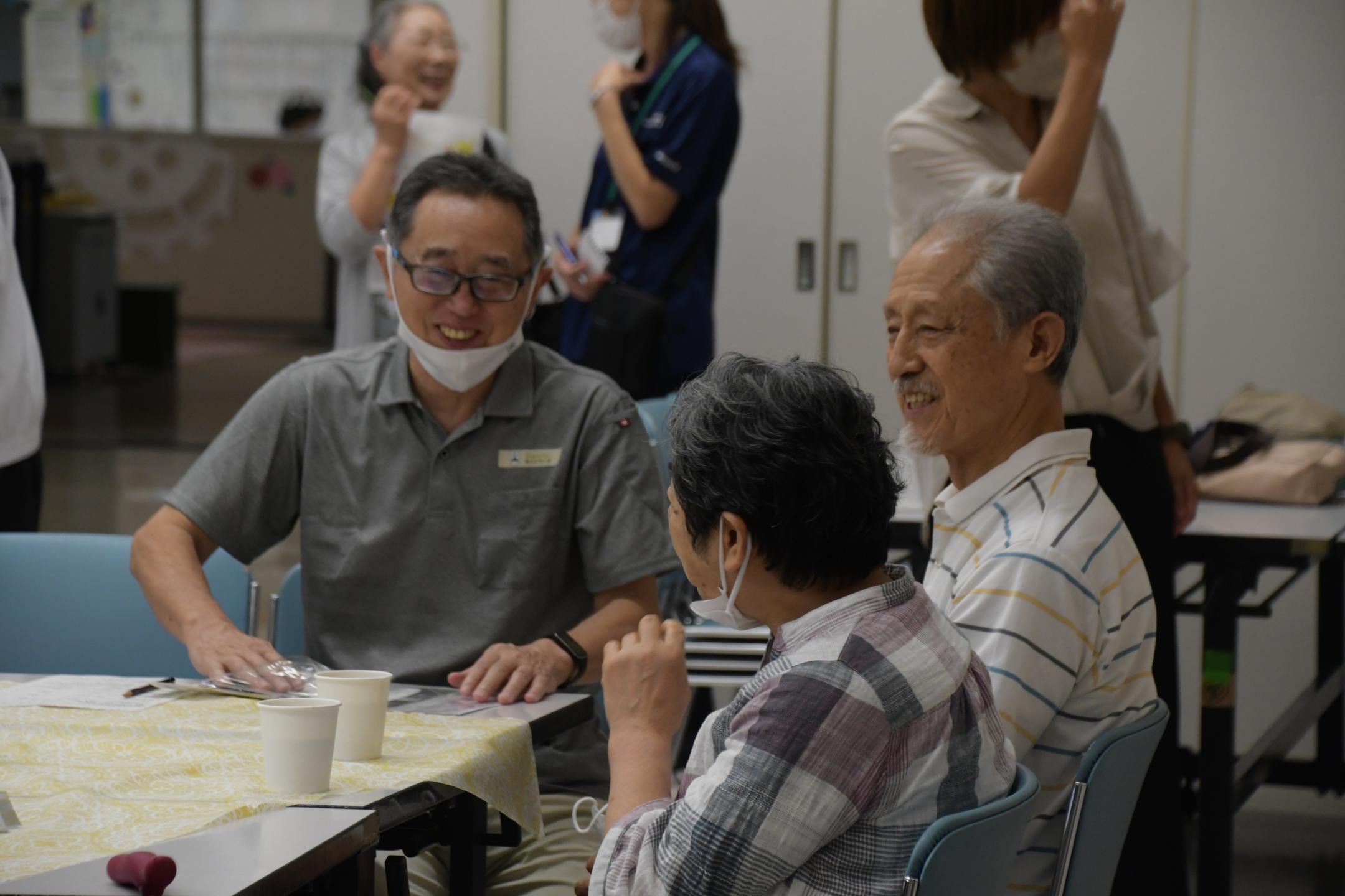 カフェで談笑する参加者