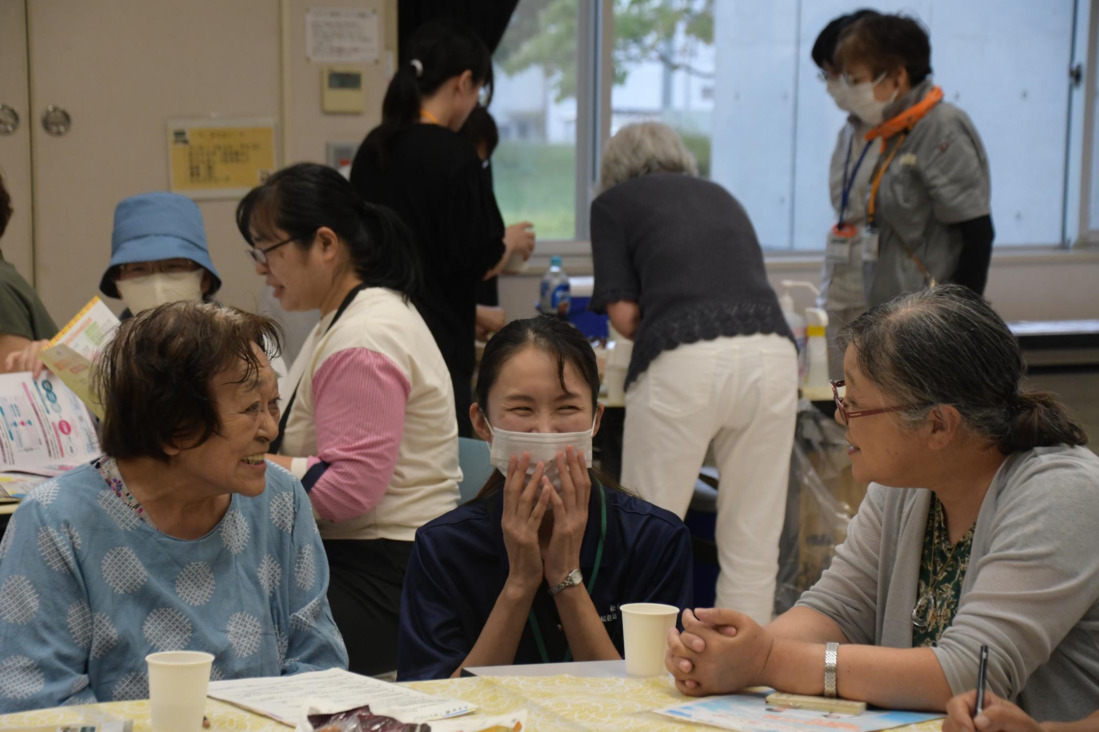 カフェで談笑する参加者②