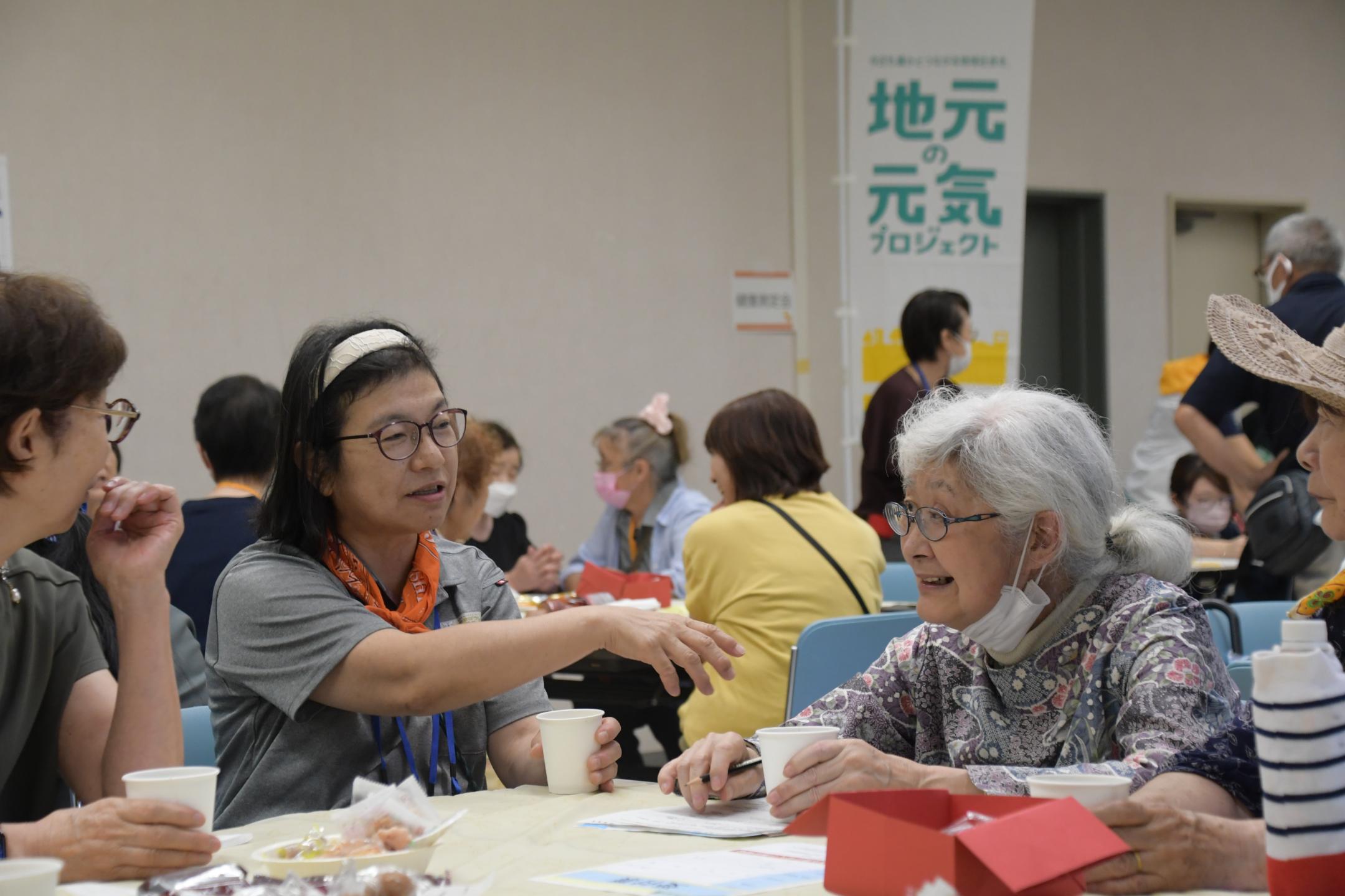 カフェで談笑する参加者③