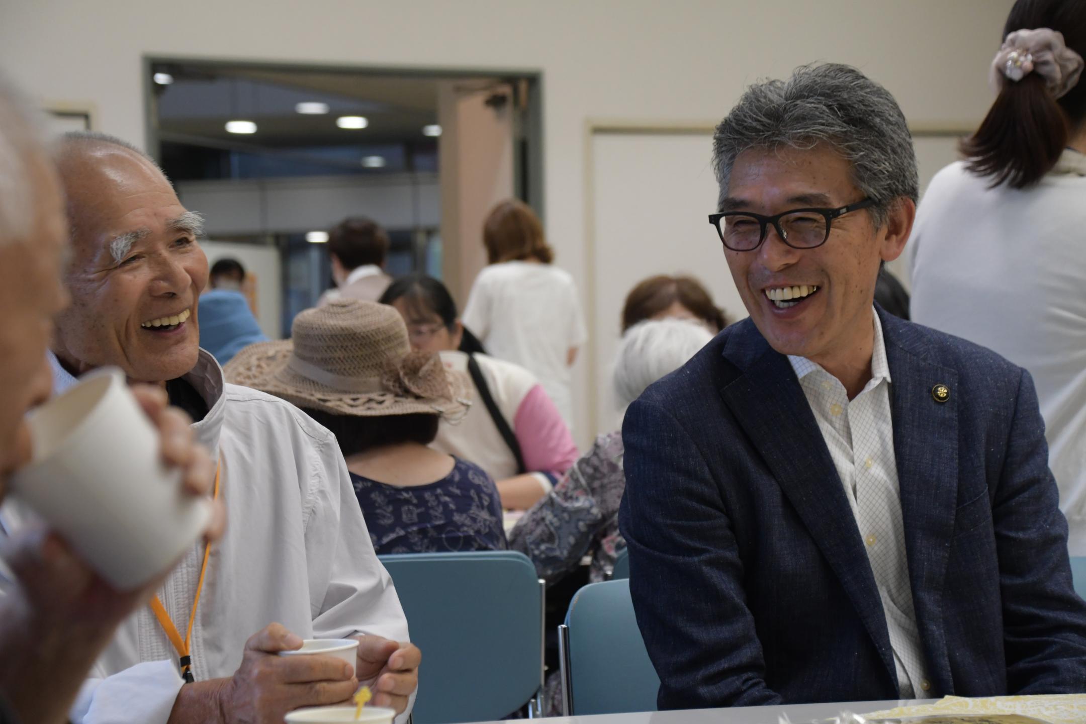 カフェで談笑する参加者と市長