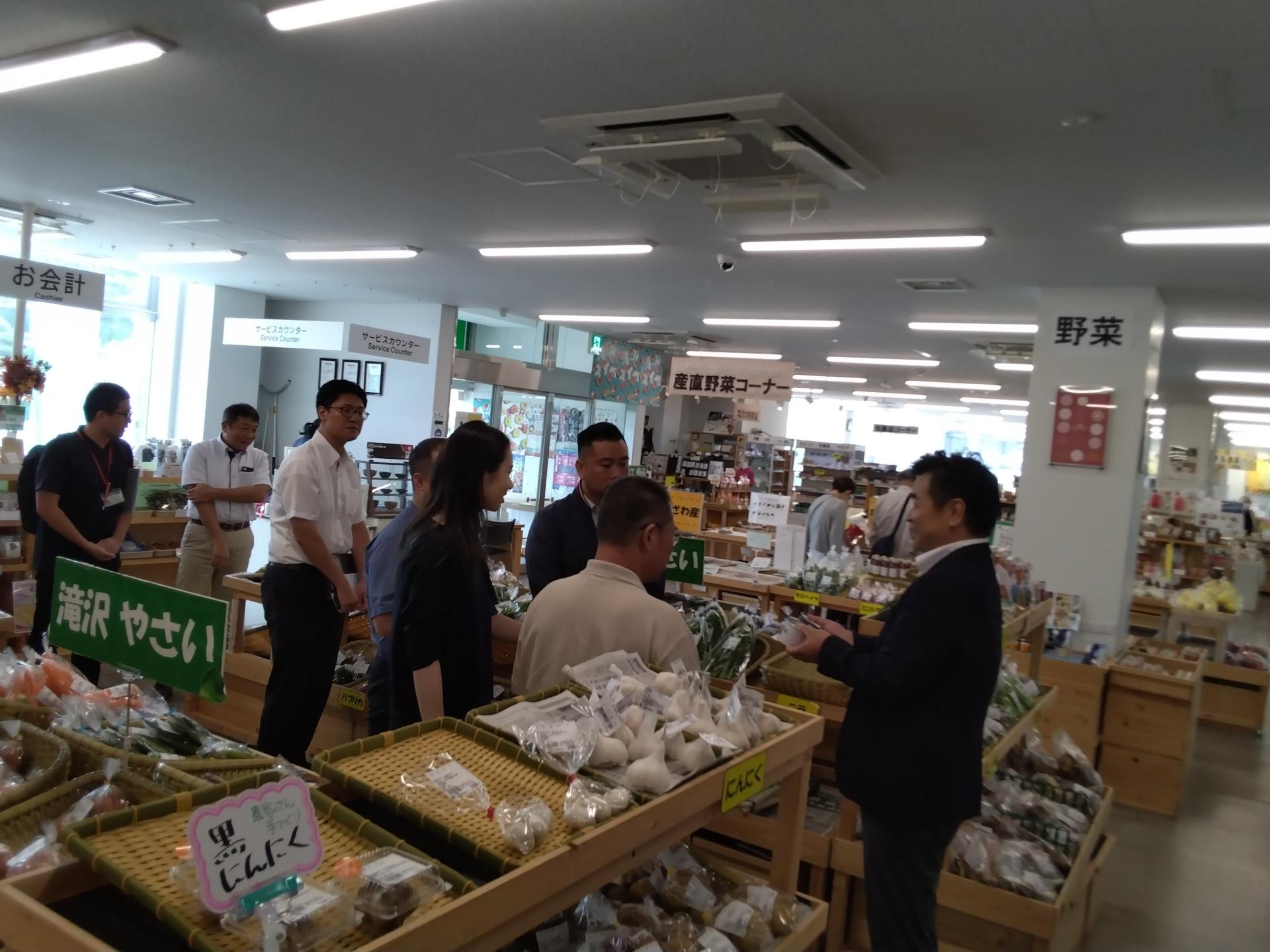 産直で説明に耳を傾ける一行