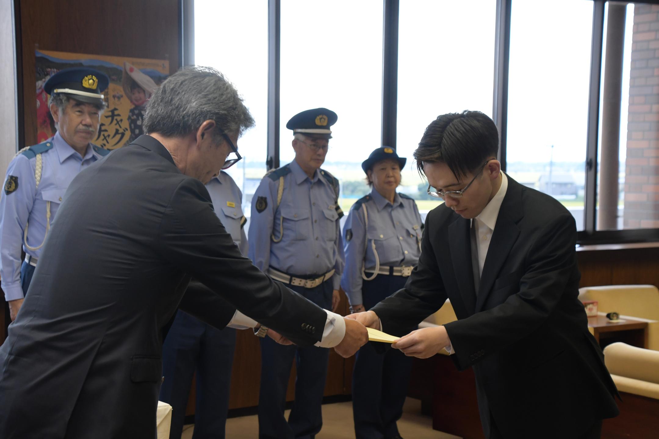 委嘱書を受け取る柳沢さん