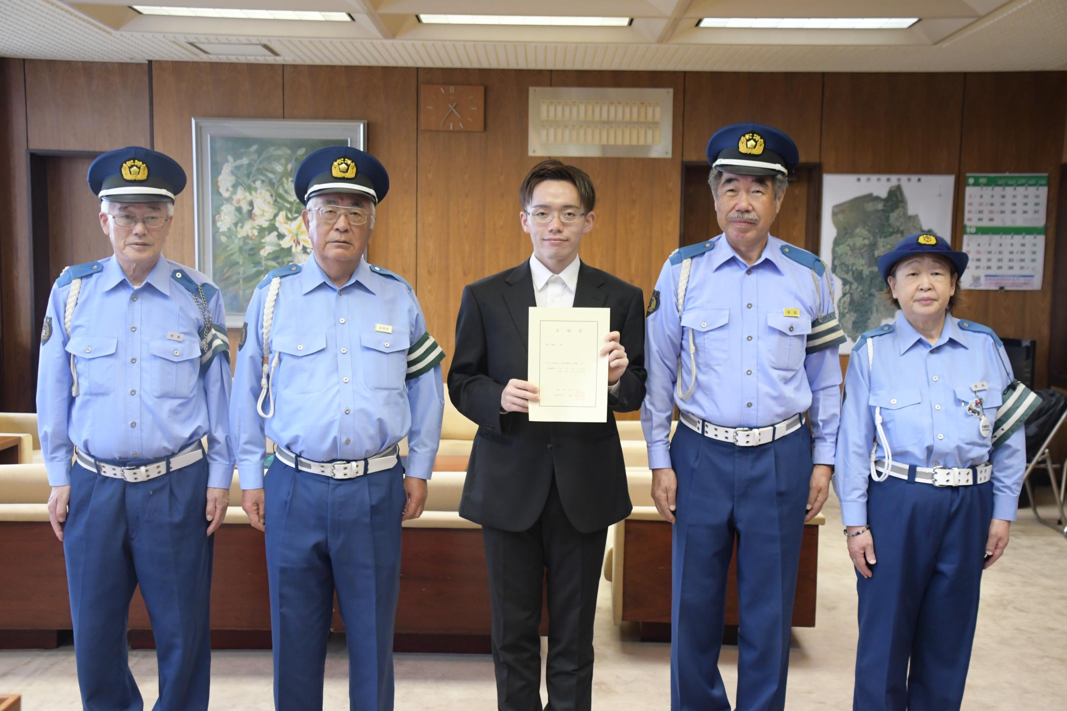 新たに大学生へ委嘱～地域の交通安全見守るのカバー写真