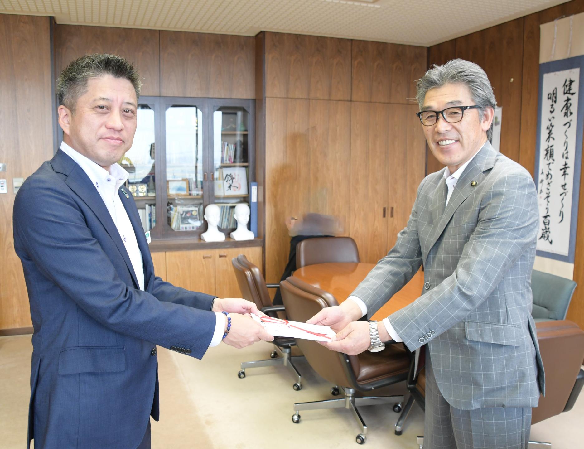 目録を受け取る市長