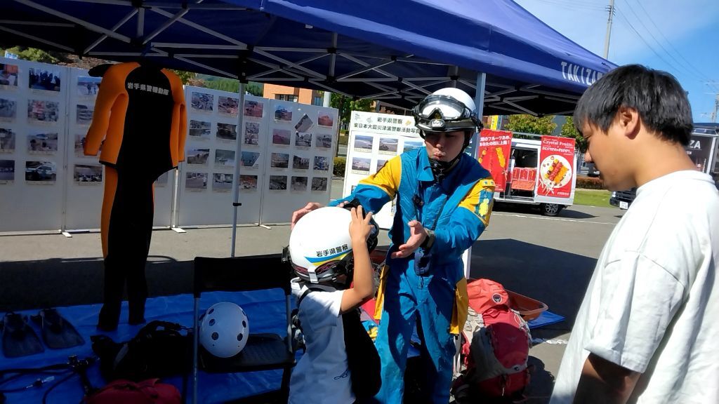 制服等の試着をする子ども