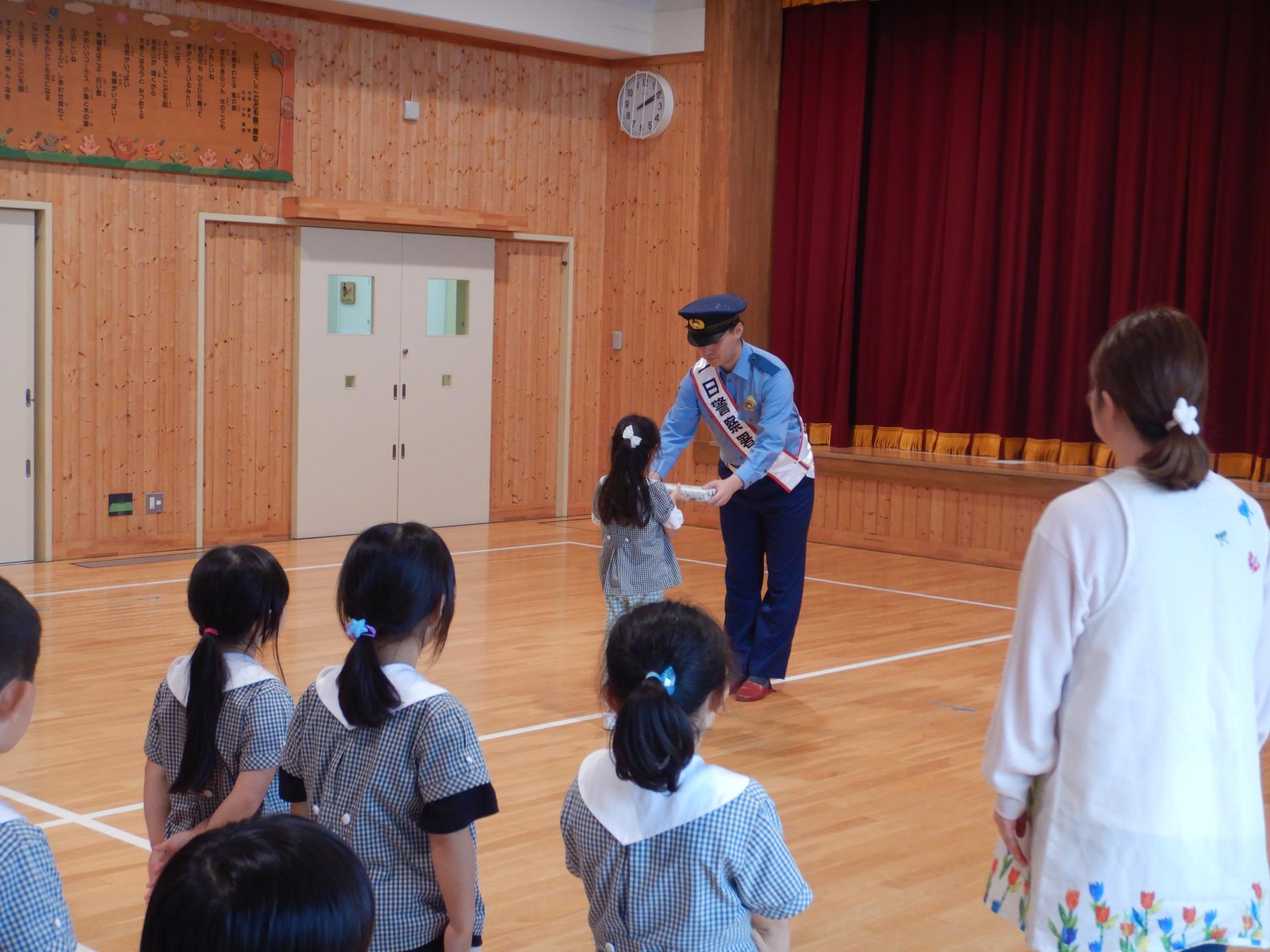 ふじなでしここども園での交通安全啓発用品受け渡し