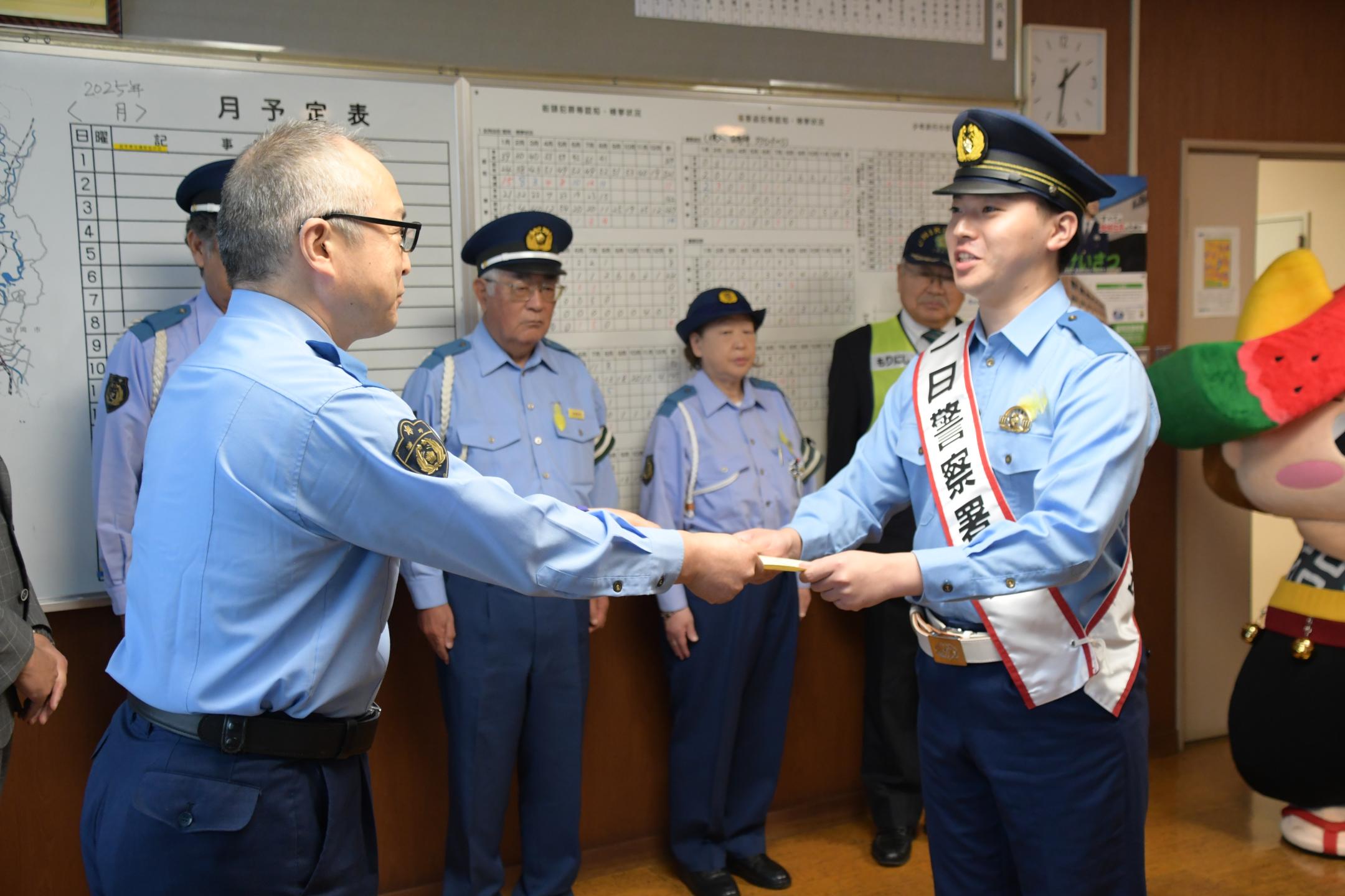 委嘱状を受け取る髙谷さん